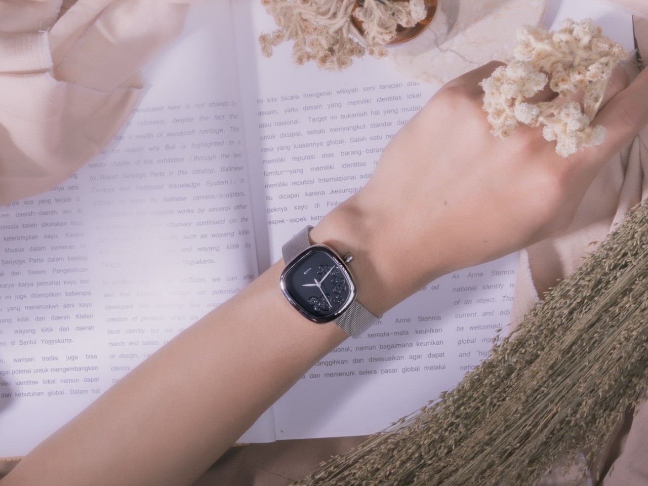 Dikhususkan untuk wanita, Bono Watch menghadirkan jam tangan warna silver dengan aksen yang unik.