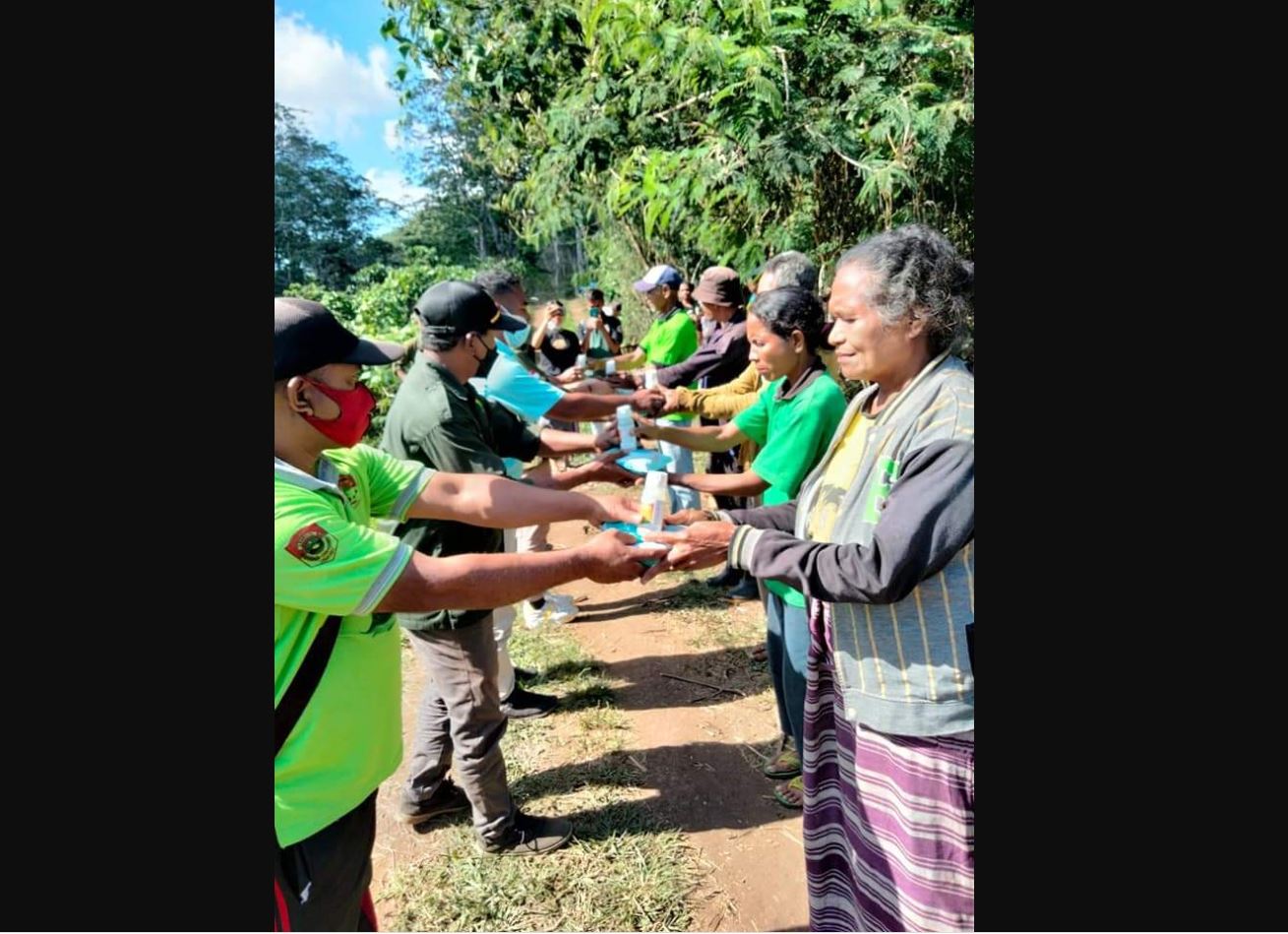 Pemerintah Desa Baolangu menyerahkan bantuan bibit kopi untuk ditanam di kawasan hutan lindung.