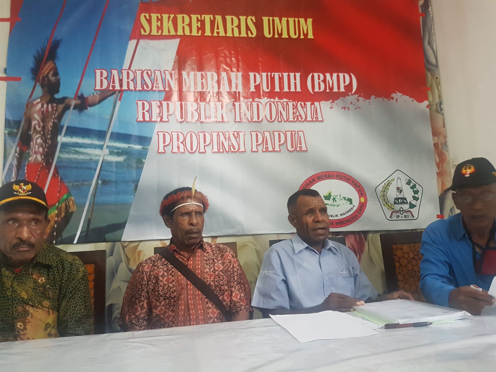 Jumpa pers yang digelar Sekretaris Umum Barisan Merah Putih (BMP) Papua tentang pembangunan di Papua.
