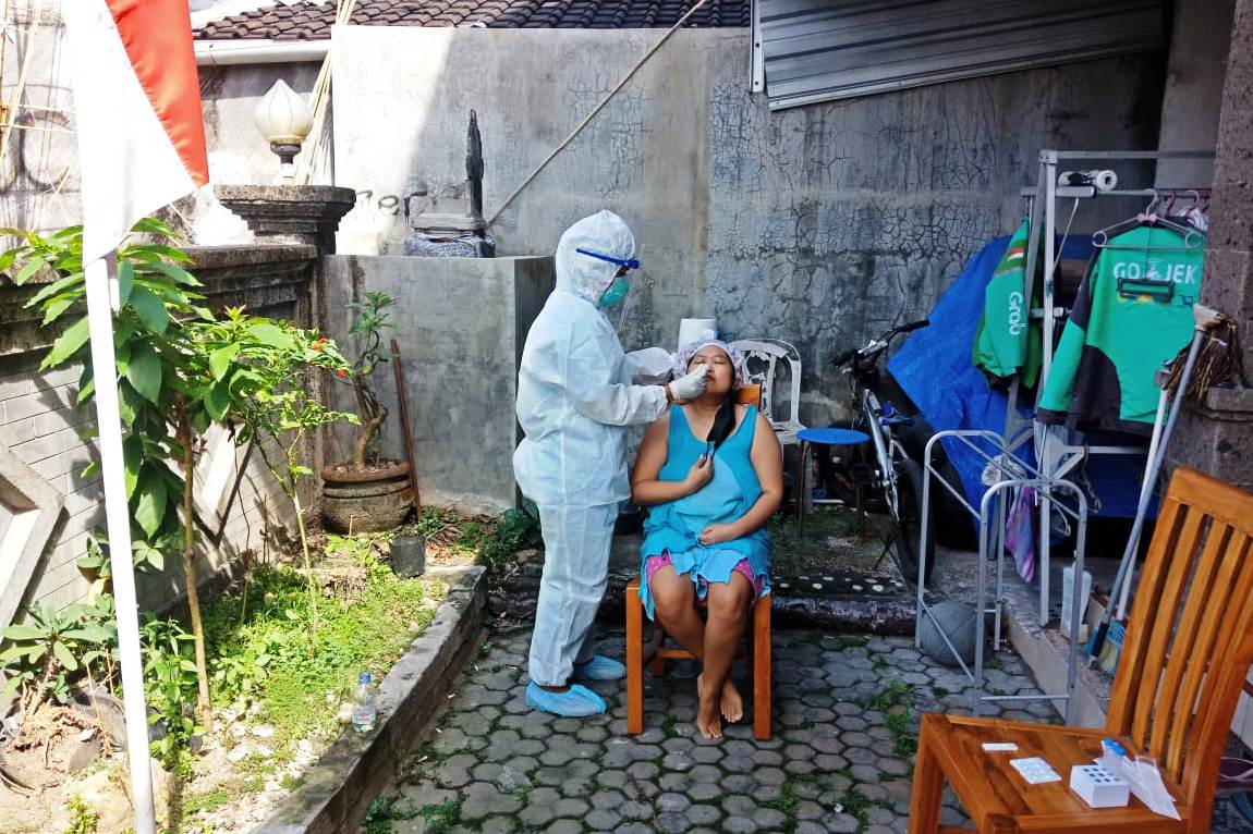 Ilustrasi petugas tracing lakukan swab terhadap individu yang kontak erat dengan orang yang terkonfirmasi covid.