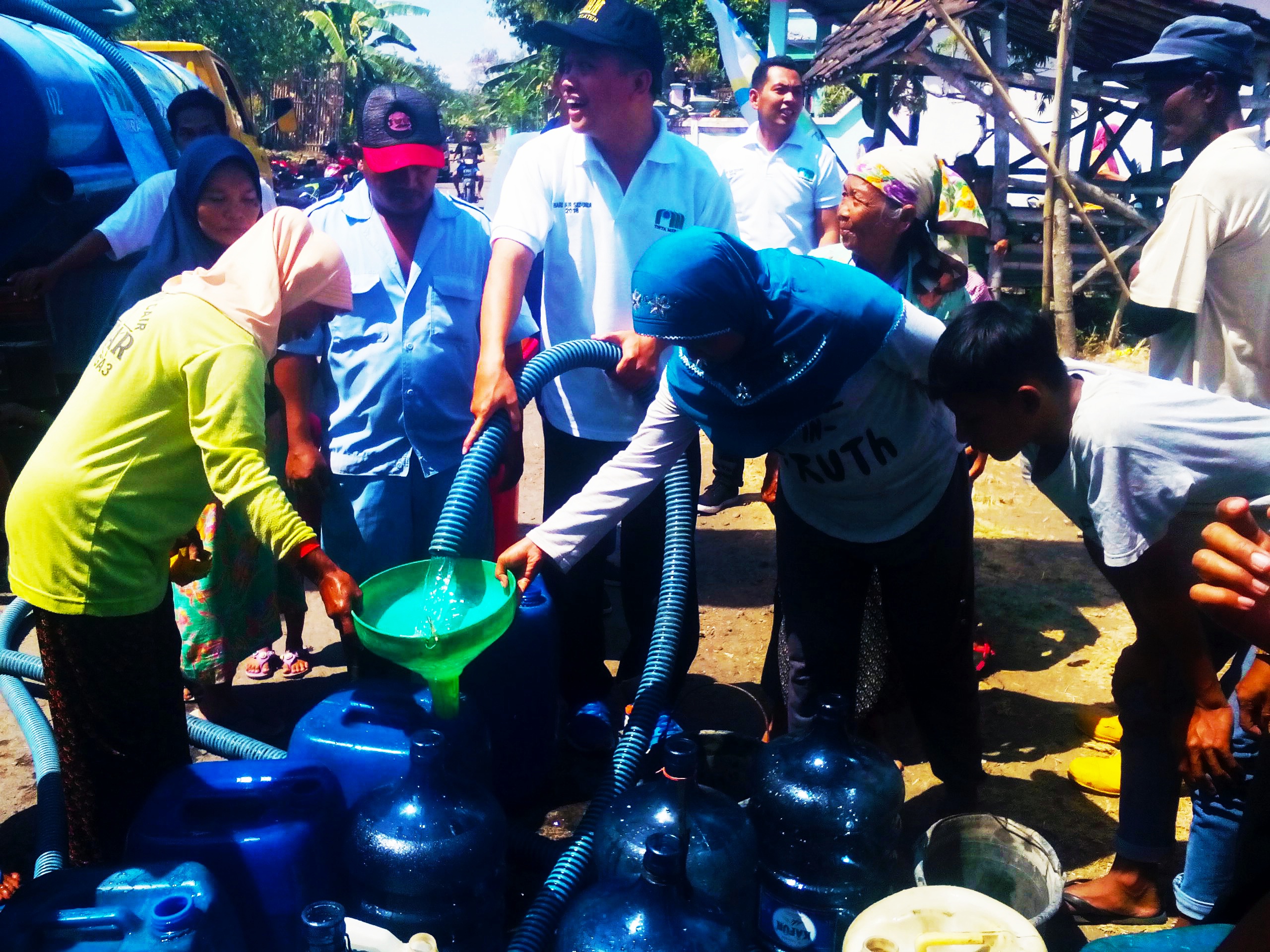Penyaluran bantuan air bersih untuk warga yang mengalami kekeringan akibat kemarau di Klaten. 