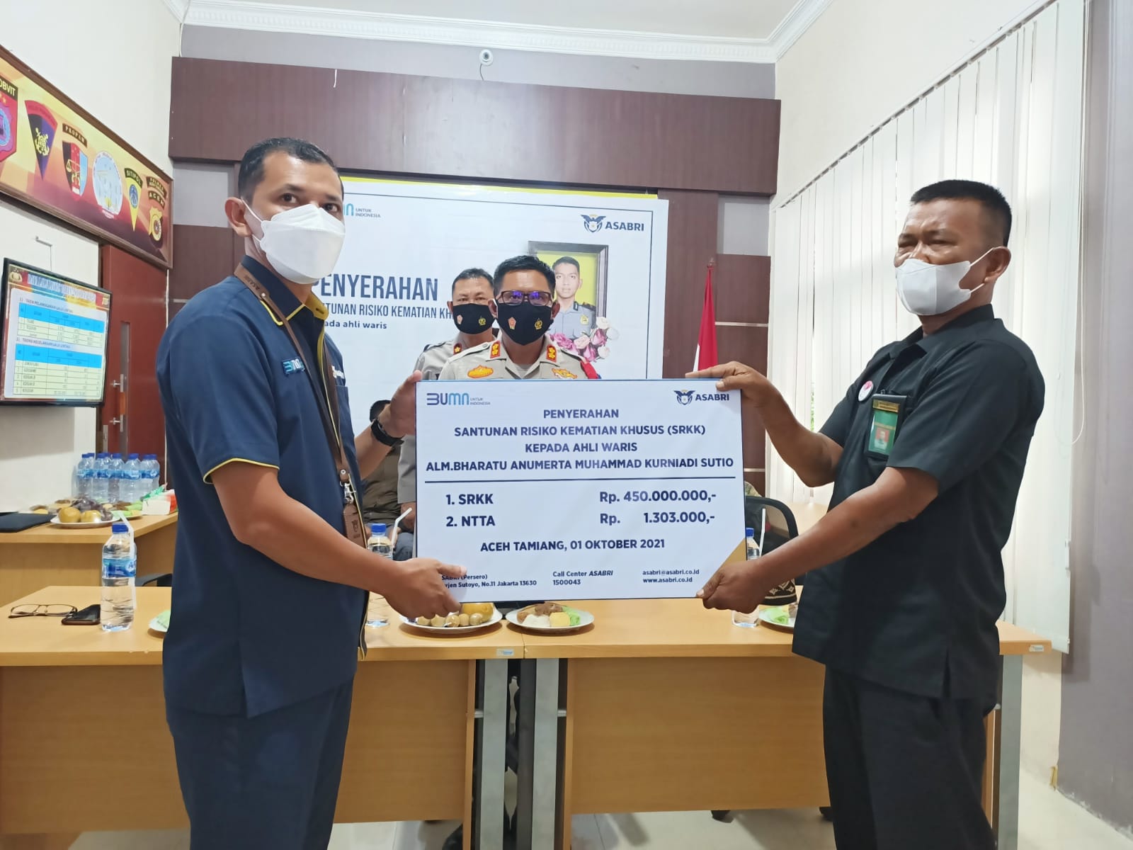 Penyerahan santunan dari PT Asabri bagi ahli waris prajurit TNI/Polri yang gugur dalam baku tembak dengan KKB di Papua.