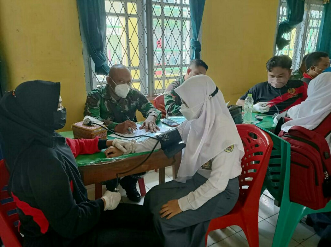 Ilustrasi--Pelaksanaan vaksinasi covid-19 oleh Kodim 0403/OKU di SMK Negeri 1 OKU, Senin (4/10).