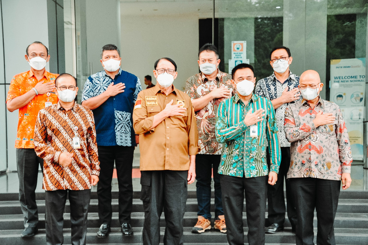 GUBERNUR Banten Wahidin Halim mendukung upaya Bank Banten. 