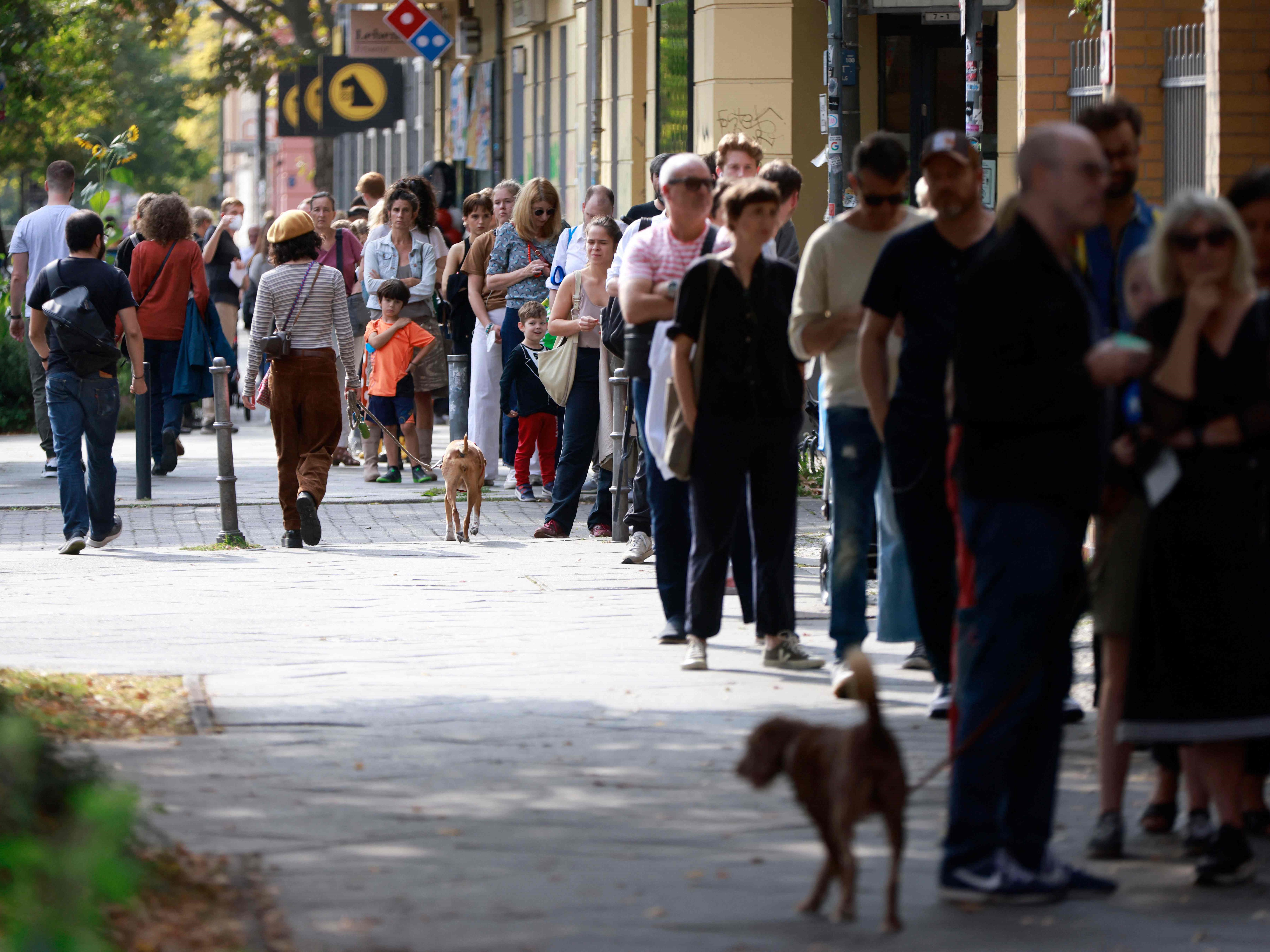 Orang-orang mengantre di luar tempat pemungutan suara di Volkshochschule Pankow Jalan Prenzlauer Allee Berlin.