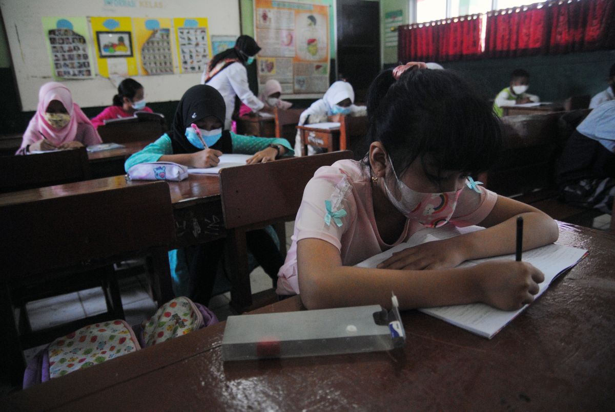 Pemerintah Percepat Vaksinasi Remaja Hadapi PTM Terbatas