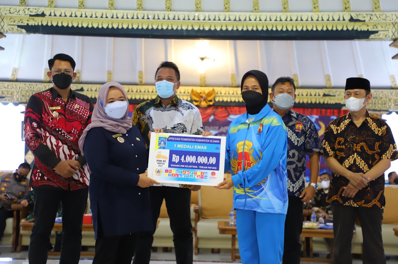 Bupati Sleman Kustini Sri Purnomo memberikan bonus tambahan bagi atlet asal Sleman yang meraih medali di PON XX Papua.