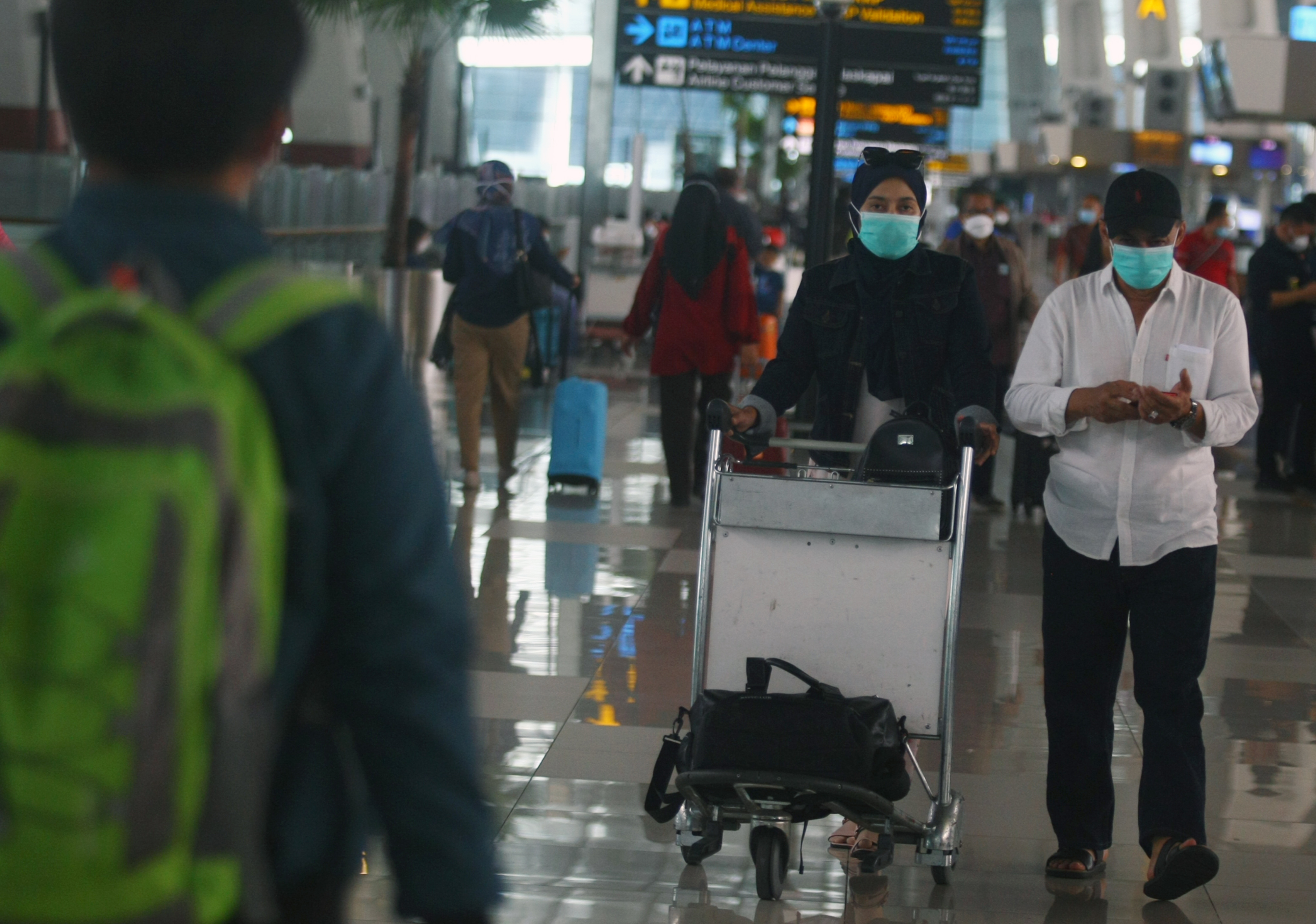 Penumpang yang tiba di Bandara Soekarano-Hatta, Tangerang, Banten.