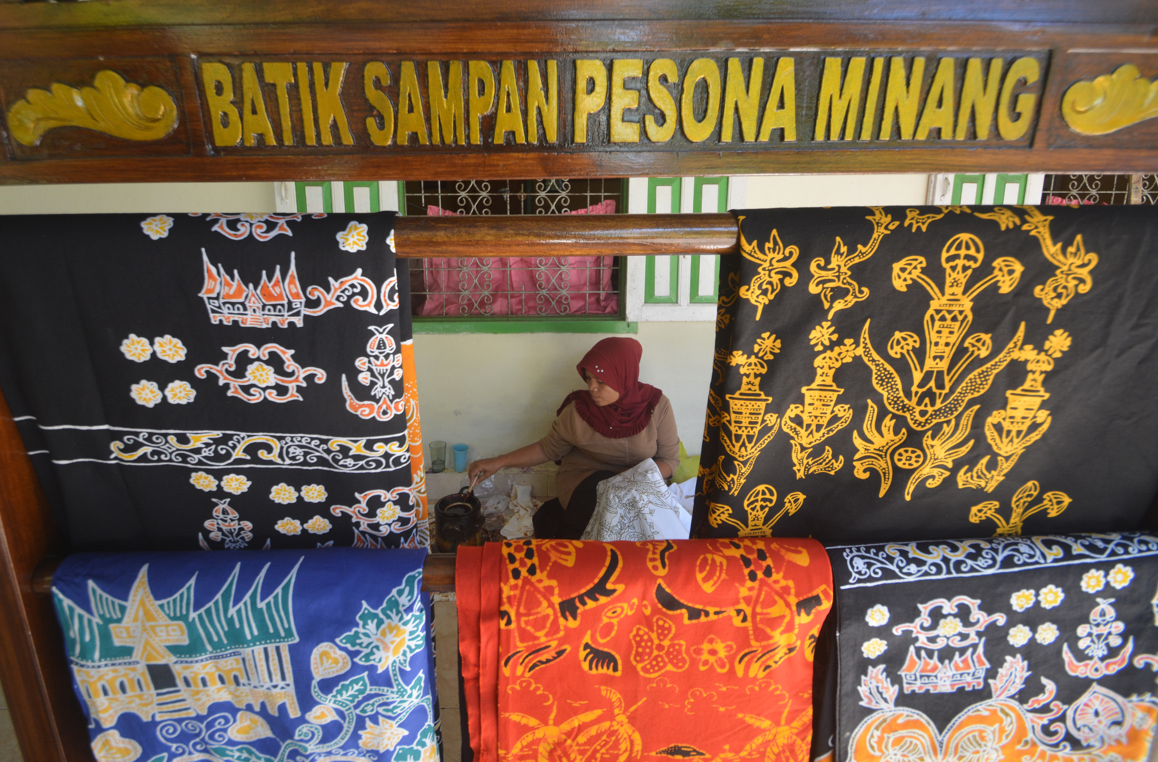 Perajin menyelesaikan berbagai motif batik