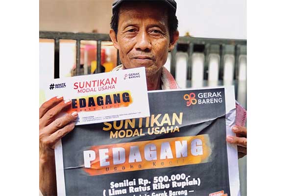 Seorang pedagang mendapat bantuan suntikan modal usaha dari Gerak Bareng