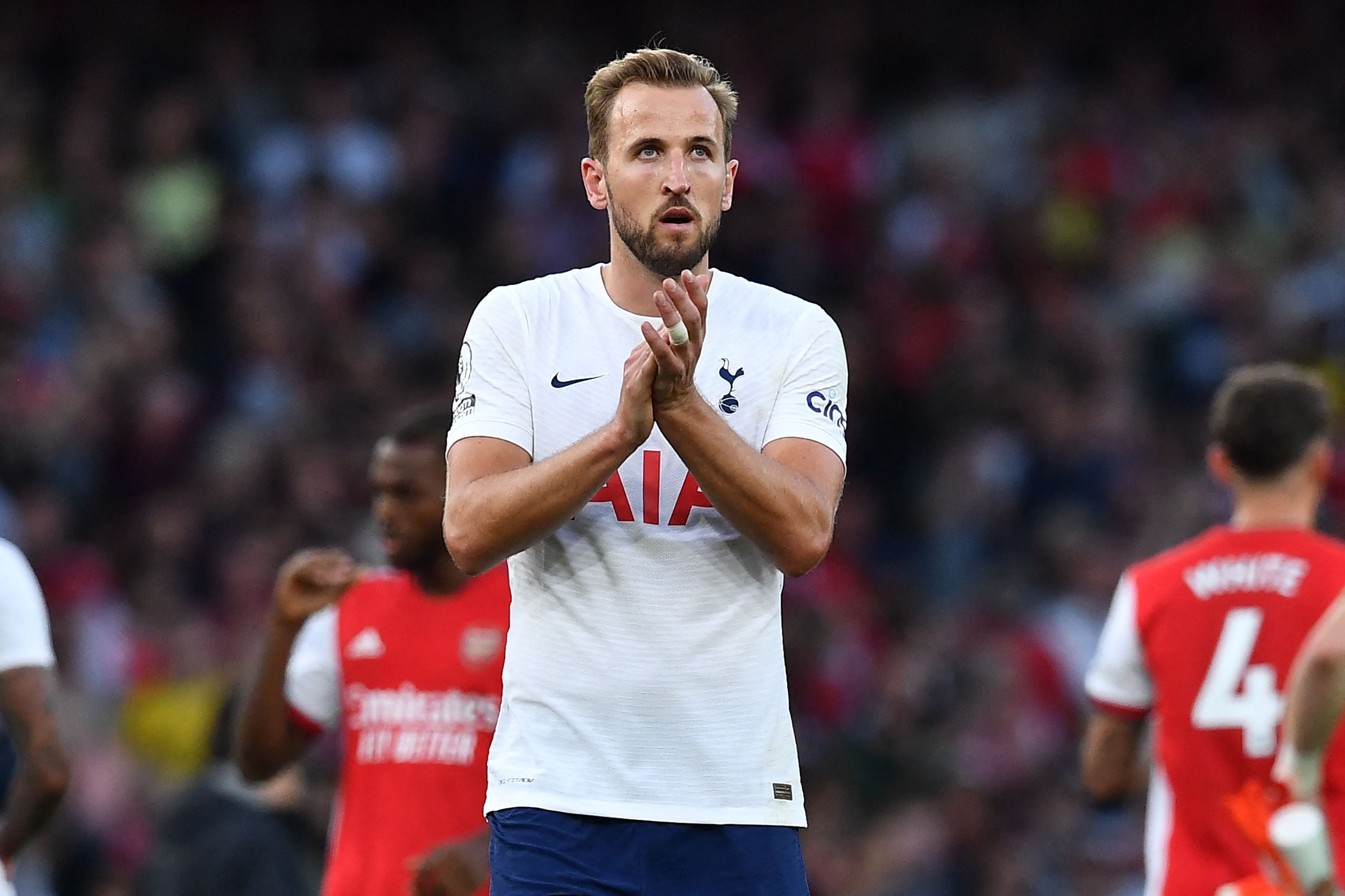 Striker Tottenham Hotspurs, Harry Kane, bertepuk tangan membalas tepukan para pendukungnya.