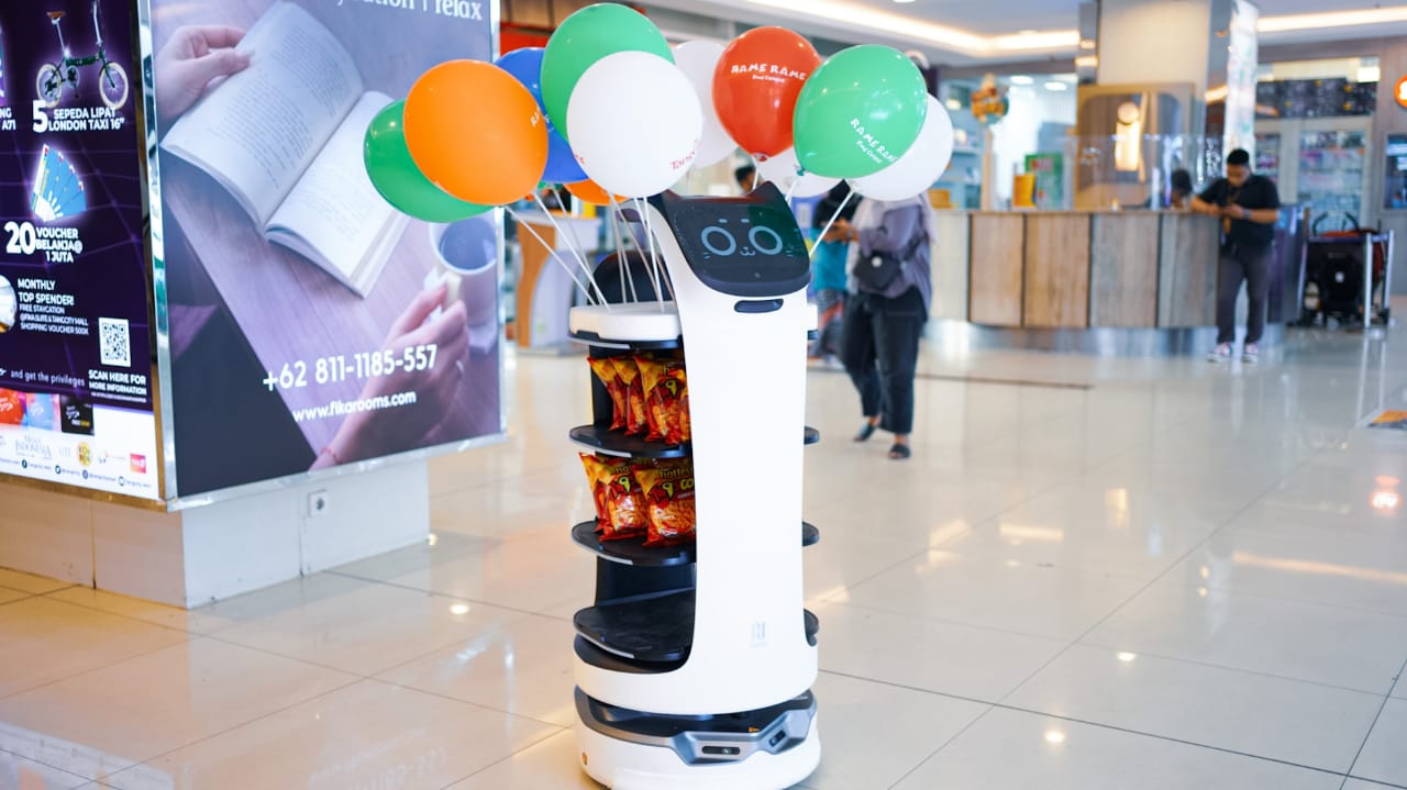 Robot membagikan balon dan snack pada anak-anak yang masuk ke Tangcity Mall