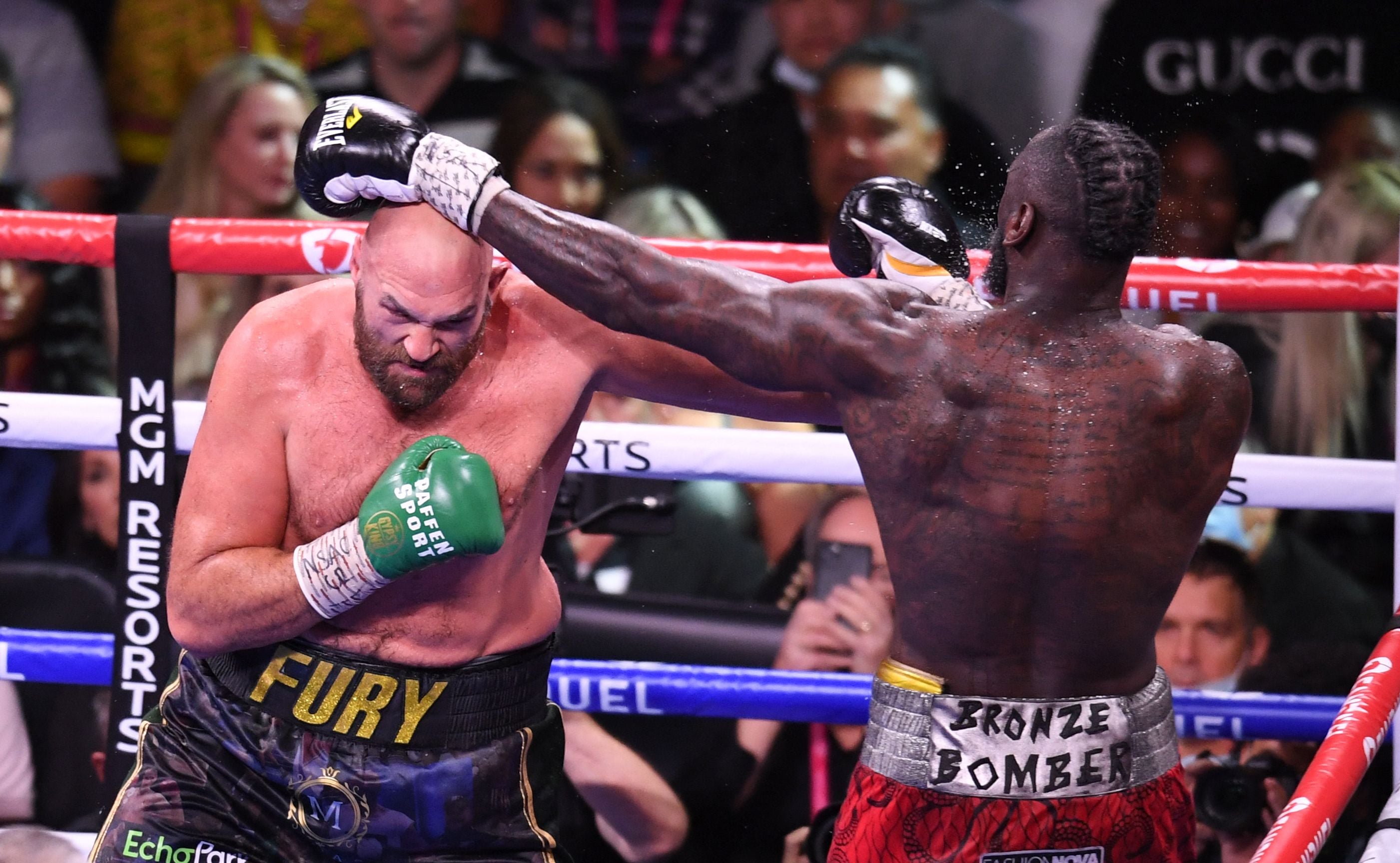 PETINJU kelas berat Tyson Fury berhasil mengalahkan Deontay Wilder dengan kemenangan KO di ronde ke-11, Minggu (10/10)