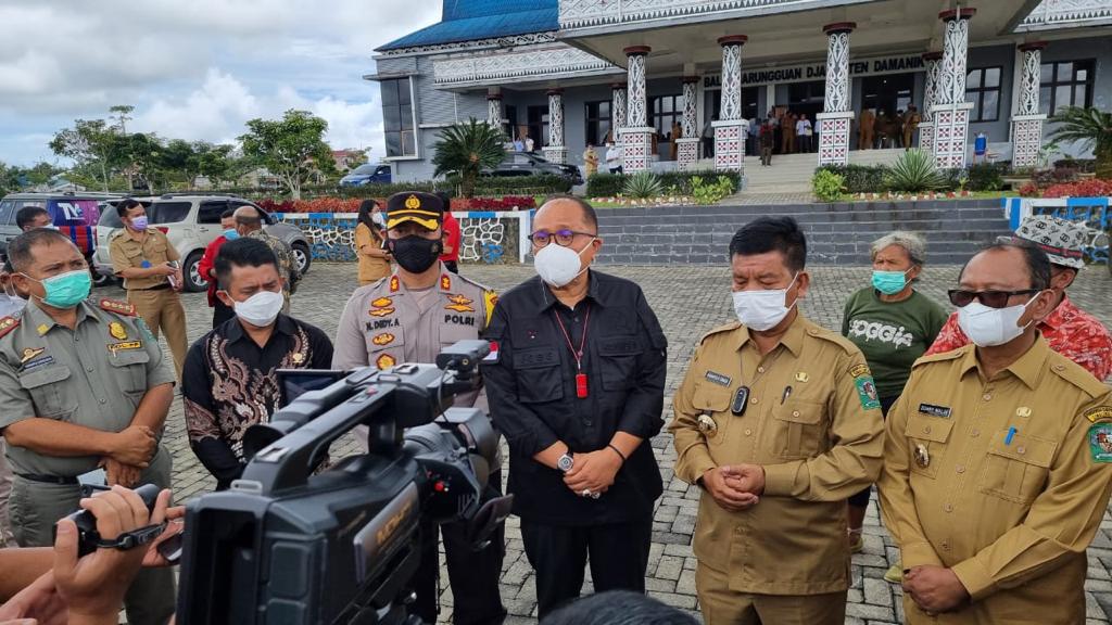 Wakil Ketua Komisi II DPR RI Junimart Girsang (tengah) menemui pengunjuk rasa di Simalungun, Sumut.