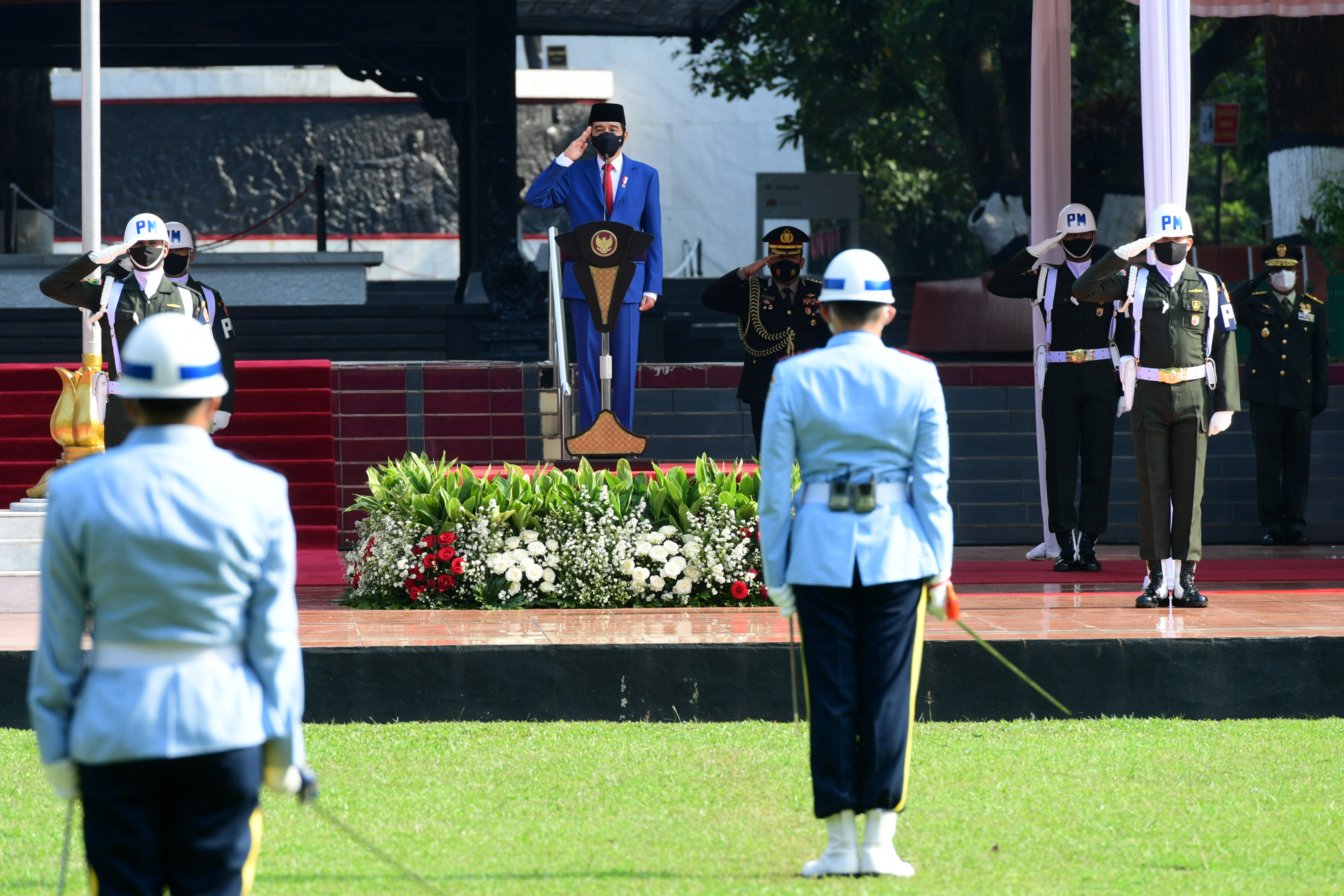 Presiden Joko Widodo (tengah) bertindak sebagai inspektur upacara saat upacara peringatan Hari Kesaktian Pancasila di Monumen Pancasila Sakt