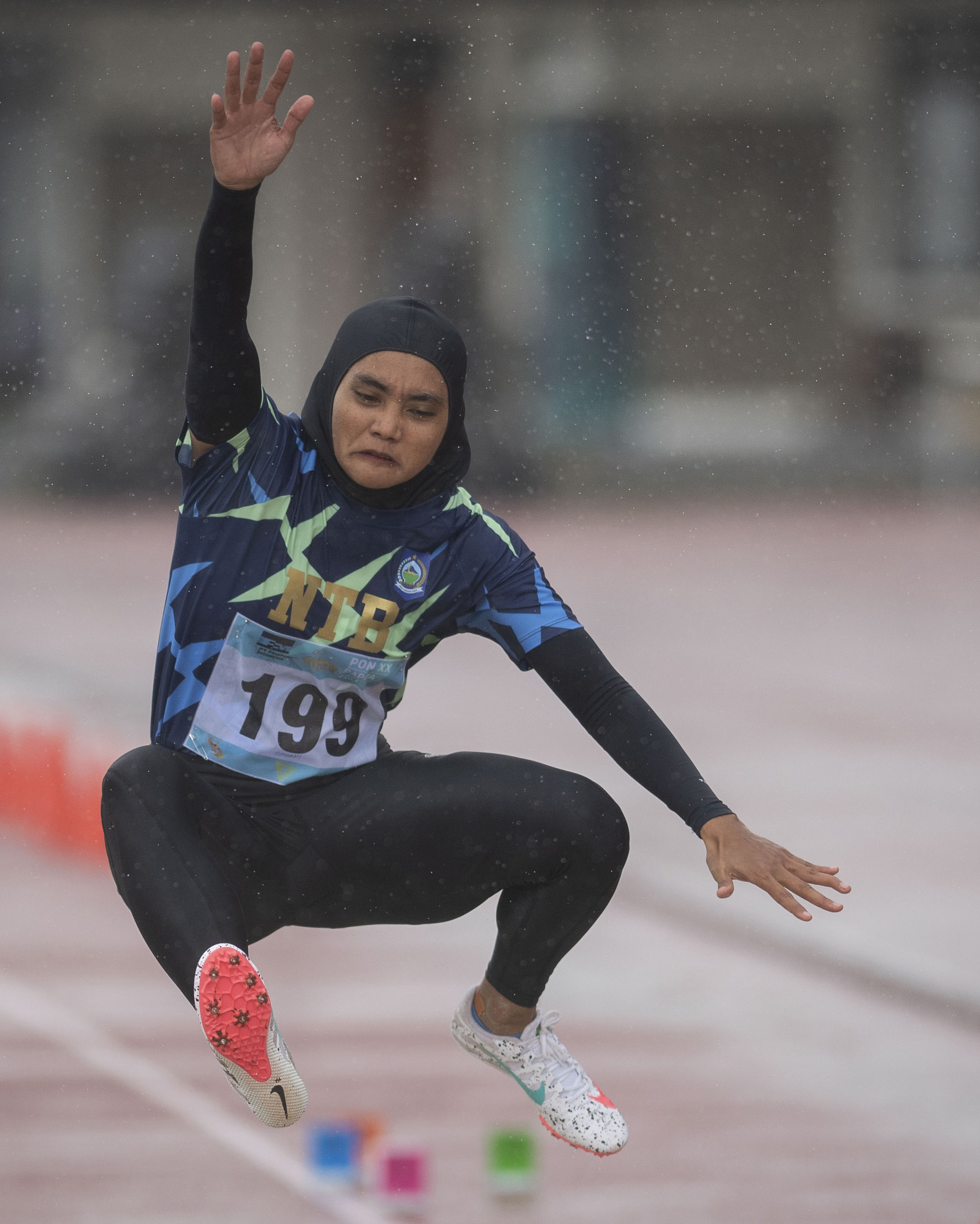  Pelompat jauh Nusa Tenggara Barat (NTB) Rohani bertanding dalam babak final lompat jauh putri cabang atletik PON Papua