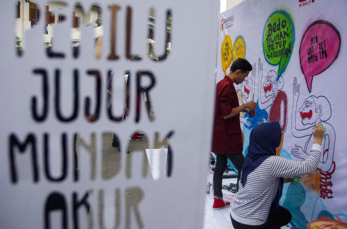 Mahasiswa ISI Surakarta membuat mural dengan tema pemilu di Pasar Gede, Solo. 