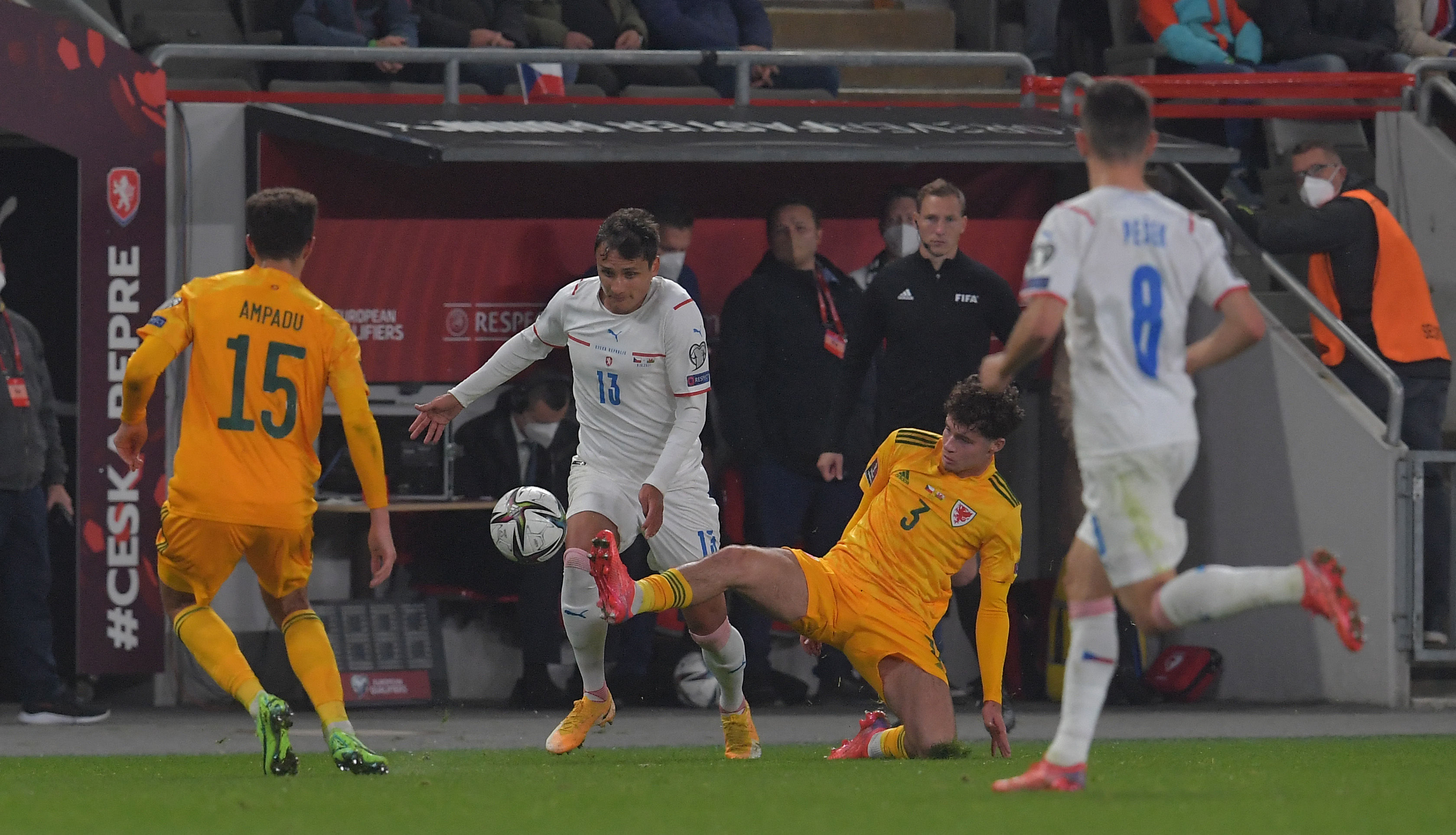 Bek Ceko, Ales Mateju (kedua dari kiri), berebut bola dengan bek Wales, Neco Williams, pada laga kualifikasi Piala Dunia 2022.    