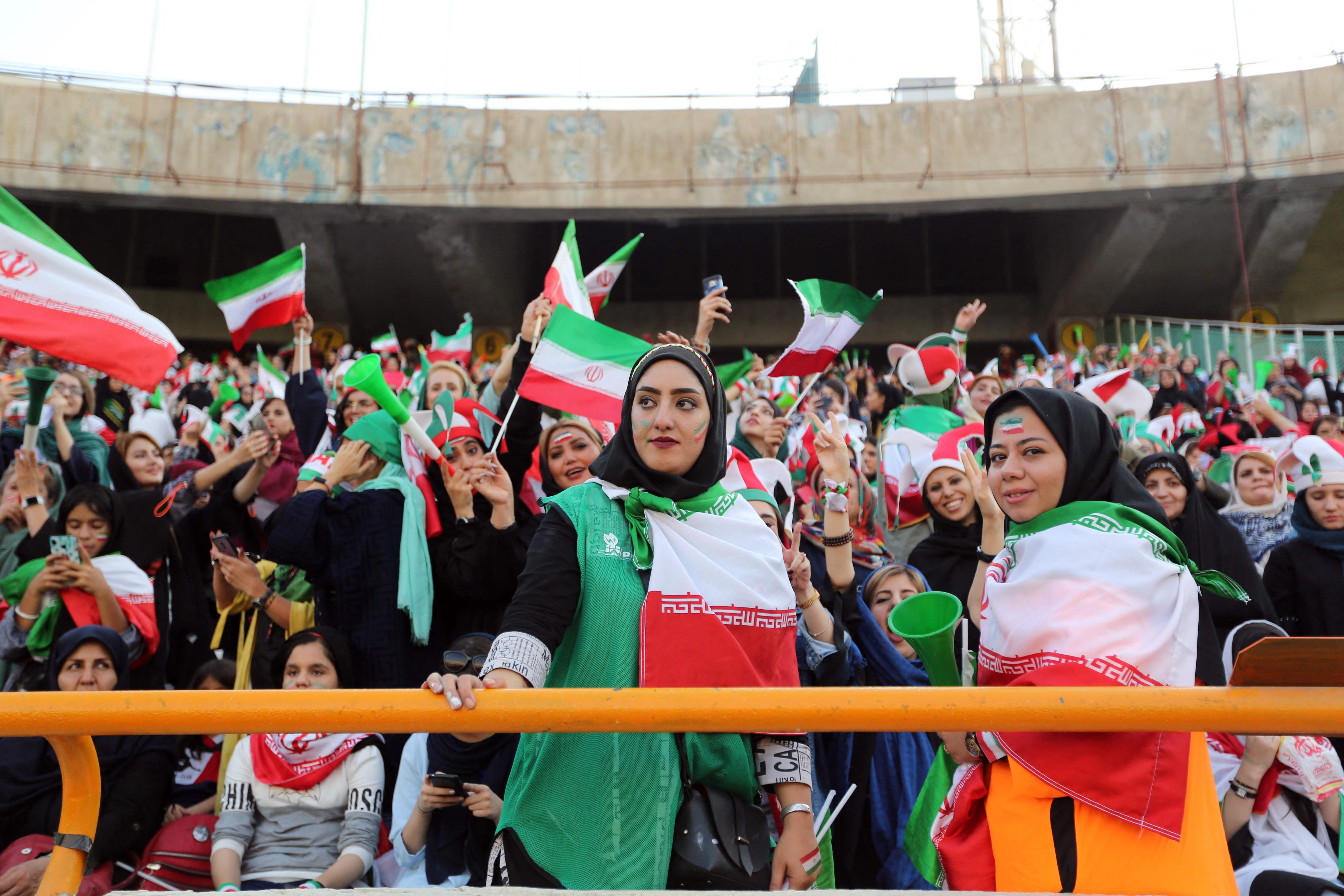 Para perempuan Iran menonton langsung laga kualifikasi Piala Dunia antara Iran dan Kamboja di Stadion Azadi, Teheran, 2019 lalu.