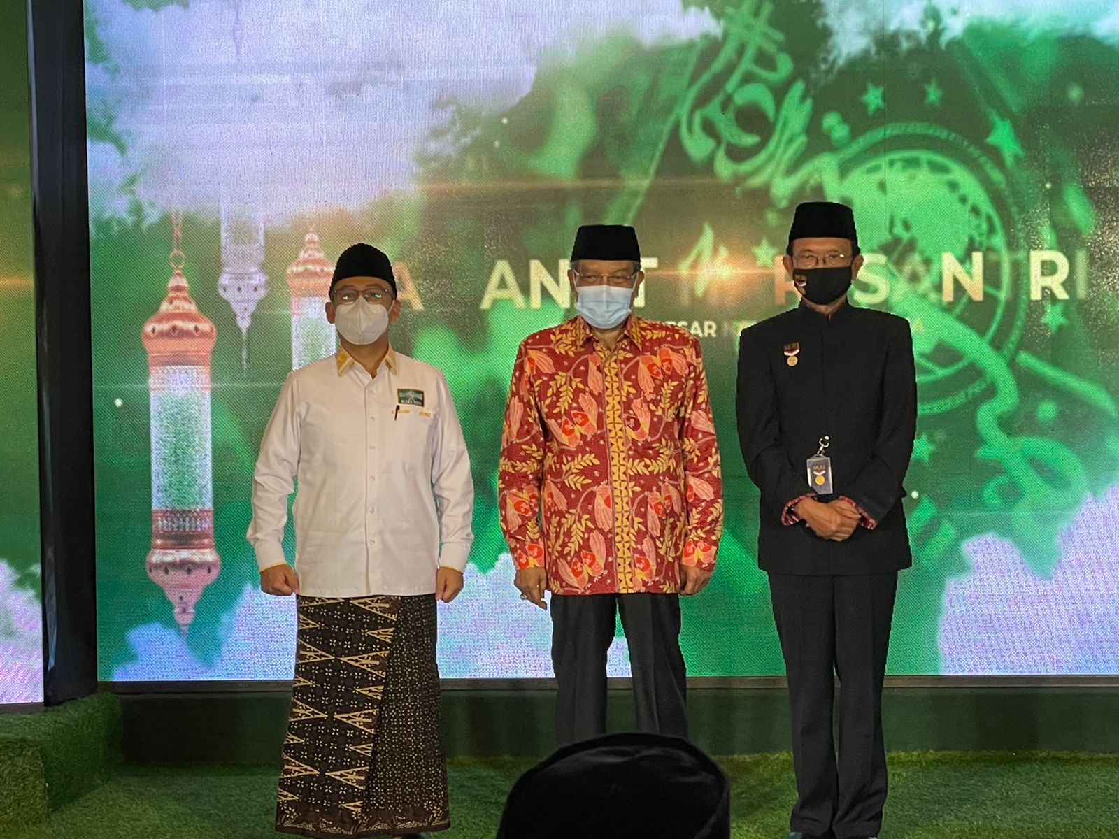 Ketua Umum PBNU Kh Said Aqil Sirdj (tengah) menyampaiakan Amanah Hari Santri 2021, Jumat malam (22/10)