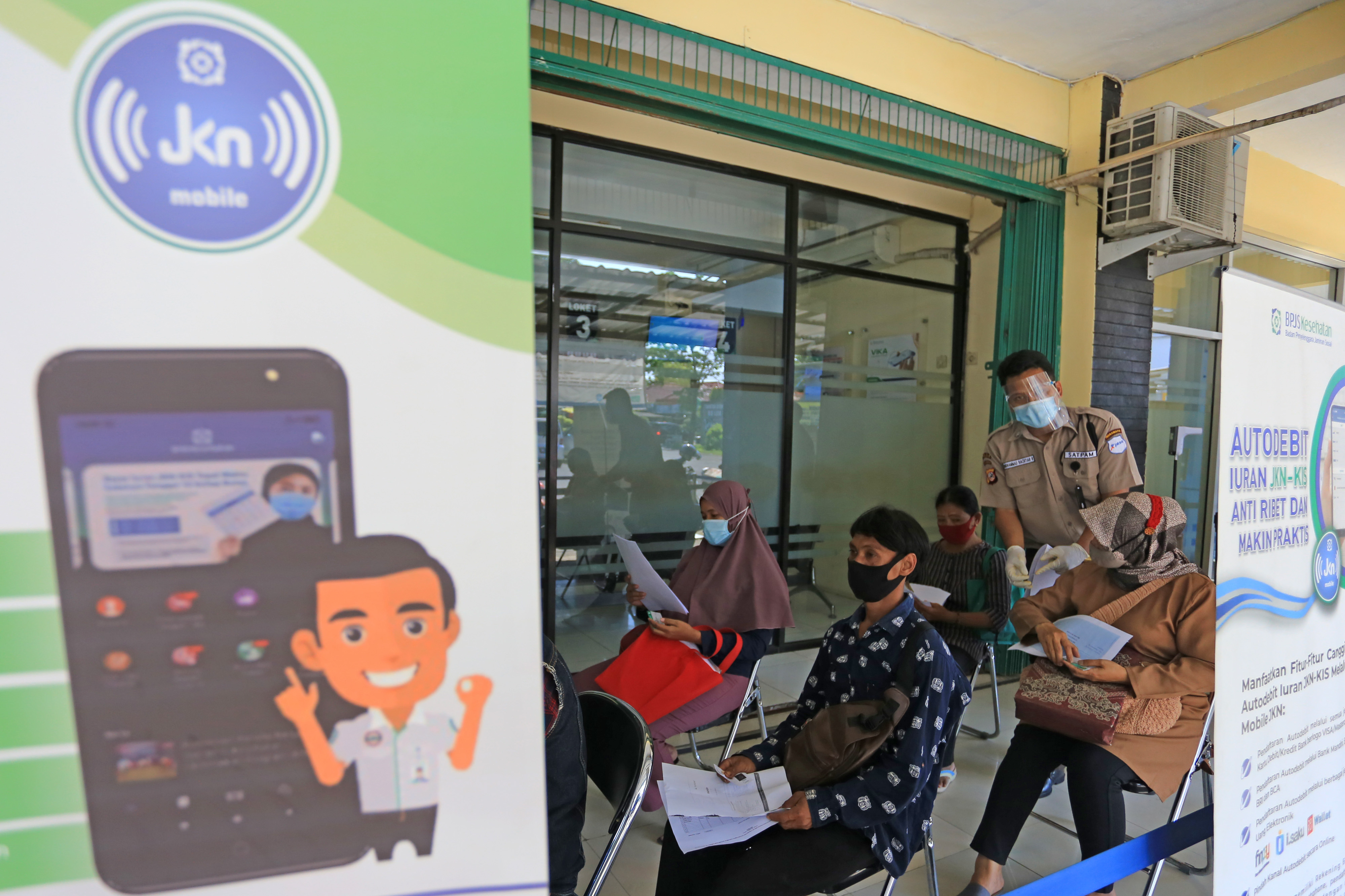 Ilustrasi warga mengantre untuk mendaftar kepesertaan BPJS kesehatan secara tatap muka.