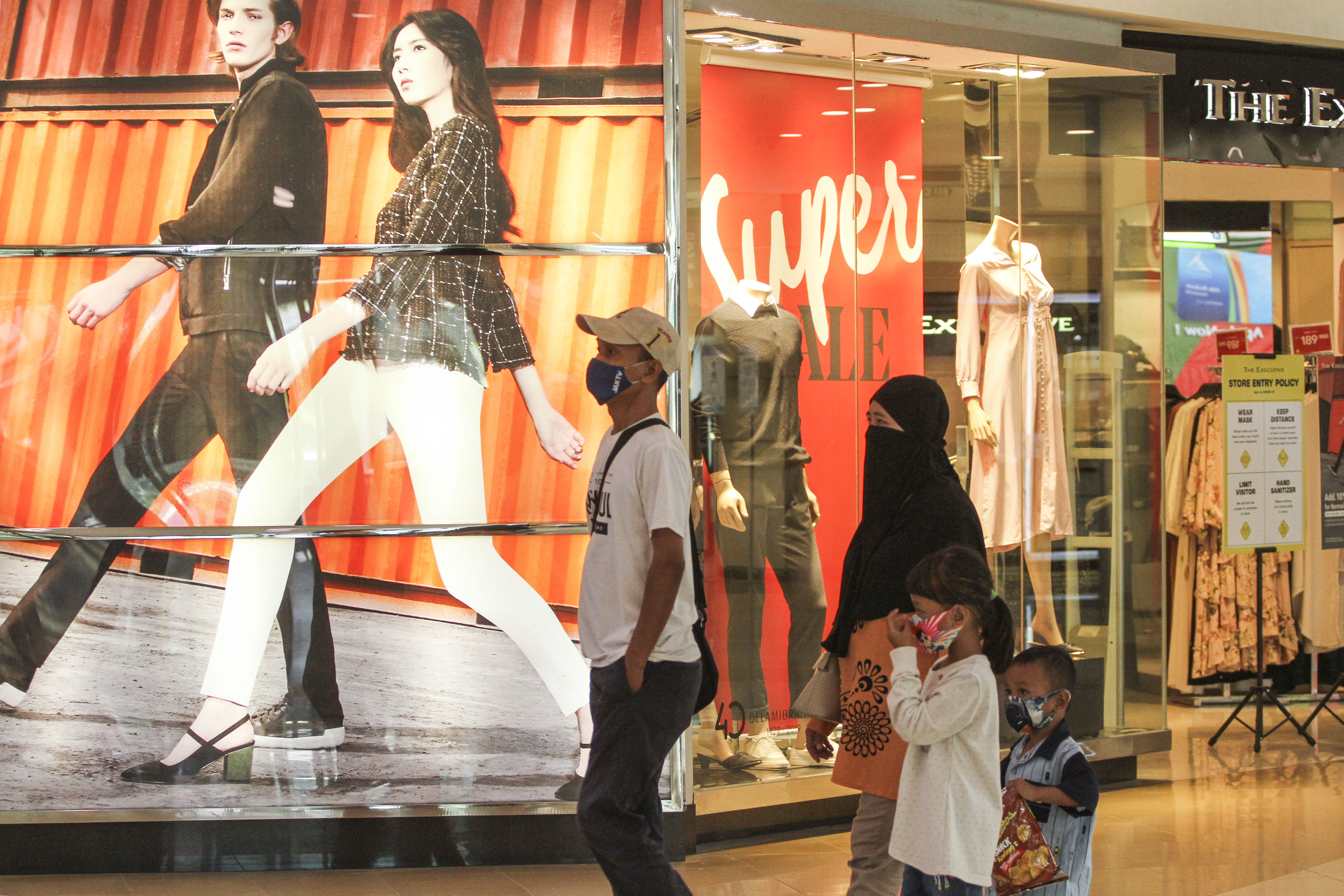 Pengunjung berjalan di kawasan Mal Margocity di Depok, Jawa Barat.