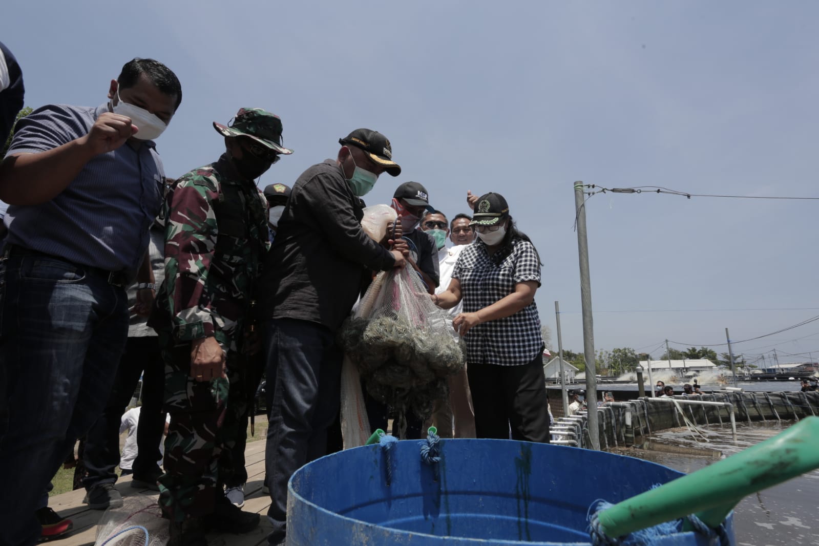 Bupati I Nengah Tamba dan Forkopinda serta DPRD Jembrana berkunjung ke BPBAP Situbondo, Jawa Timur, melihat panen undang vaname dengan tekno
