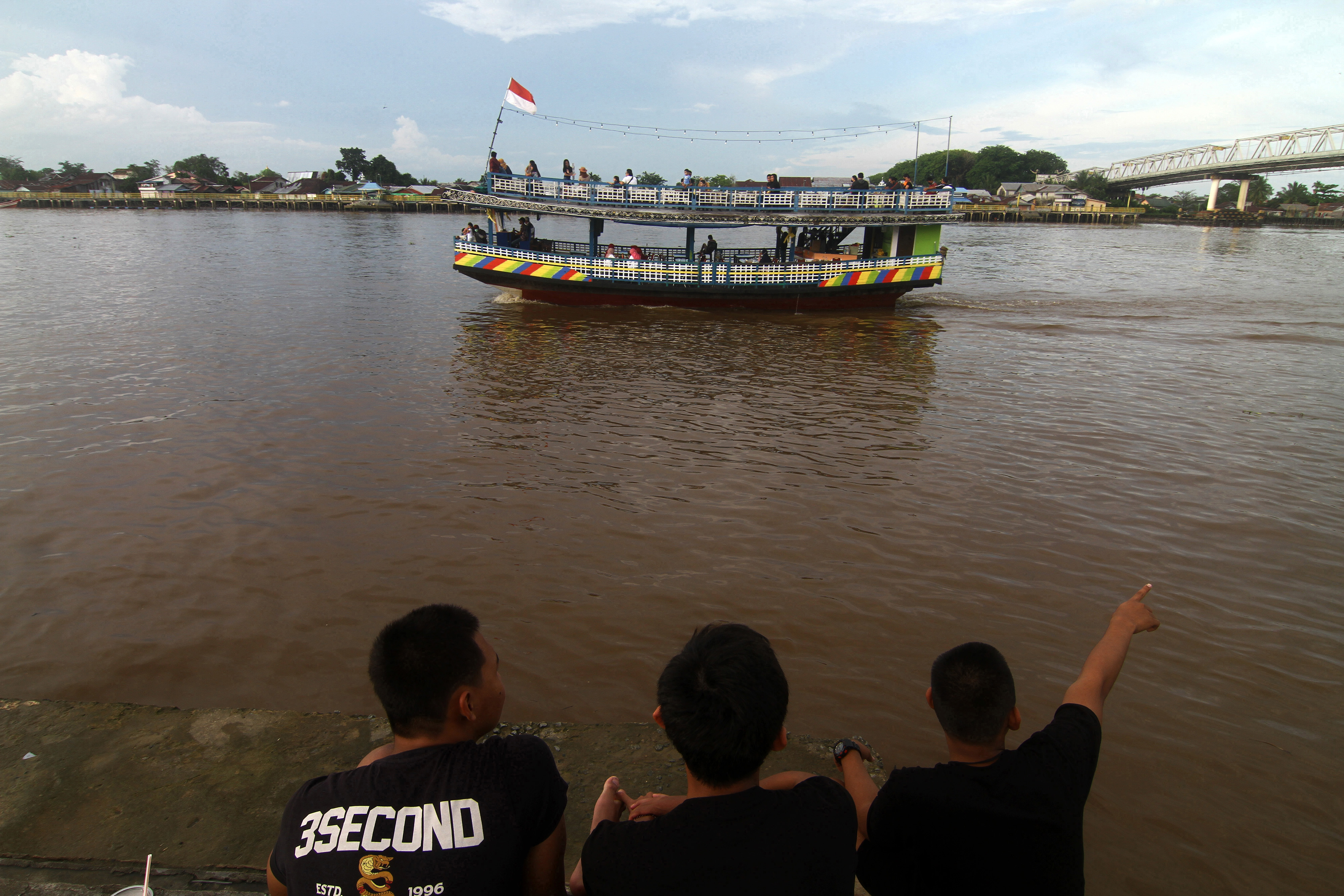 Kapal berlayar di Sungai Kapuas