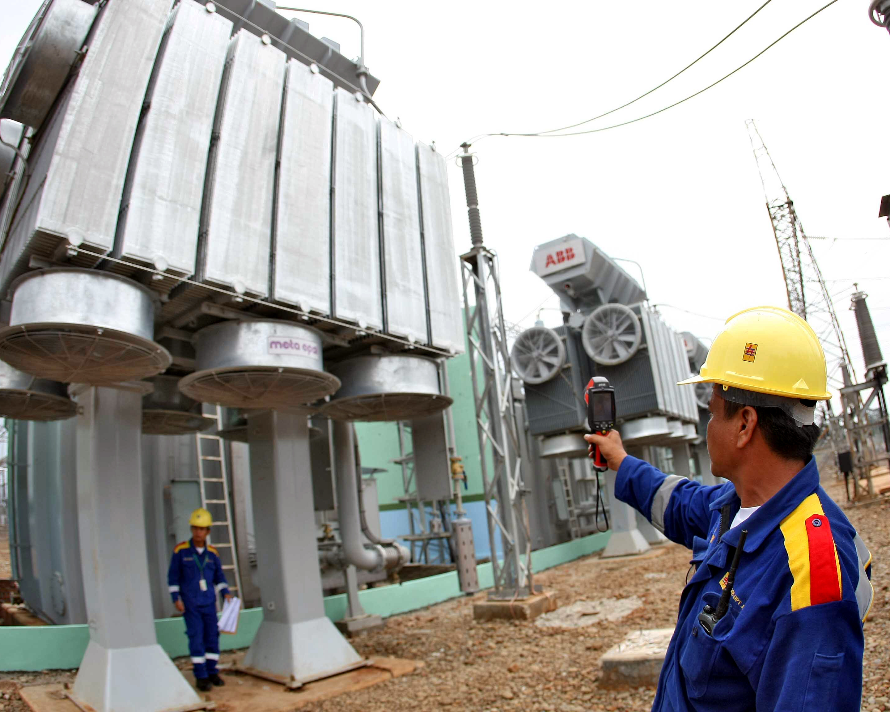 Pekerja tengah memeriksa suhu trafo interbus dengan mengunakan thermovisi di gardu induk tegangan ekstra tinggi (GITET)