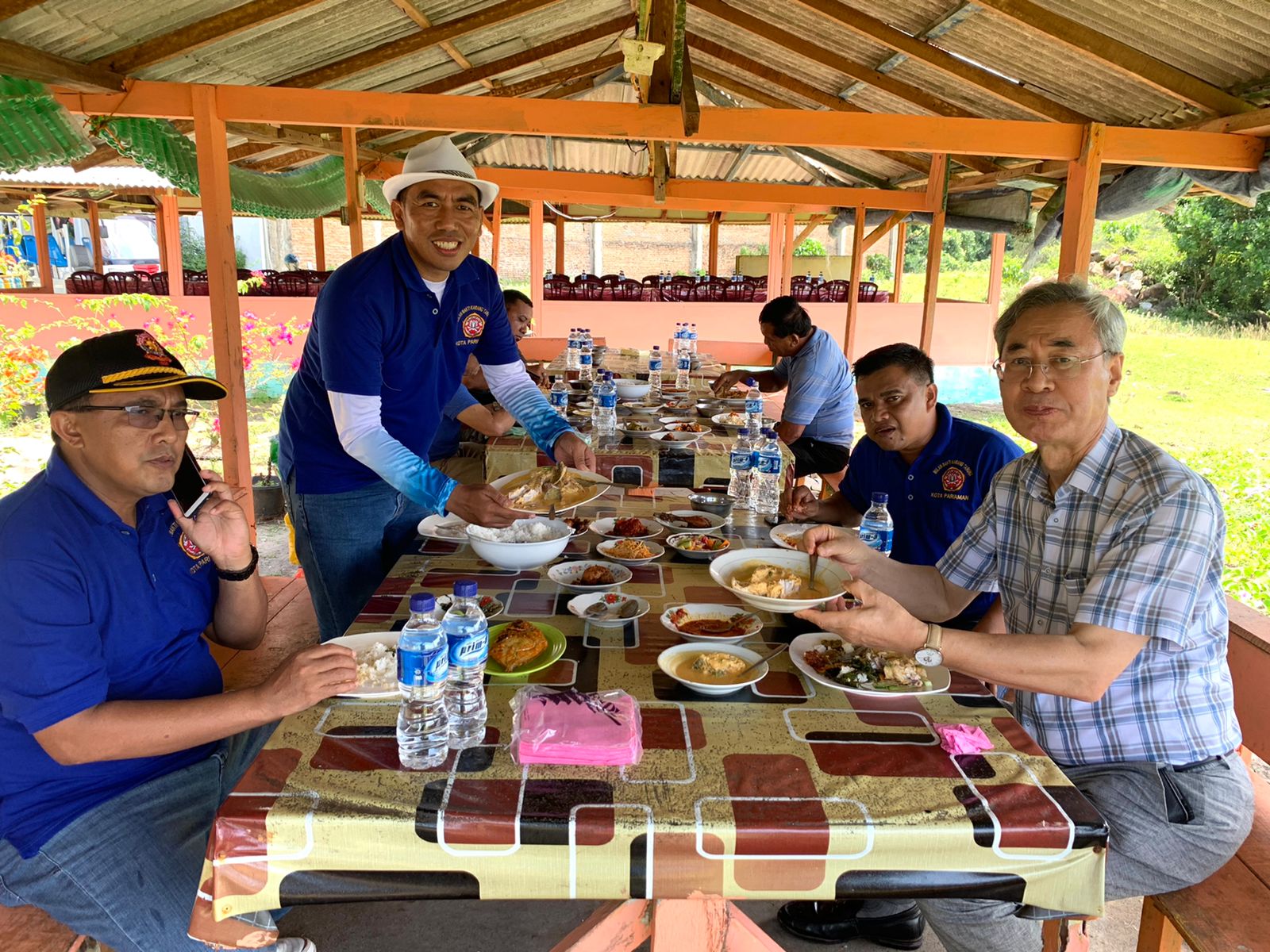 Kim Soo Il menikmati kuliner Pariaman