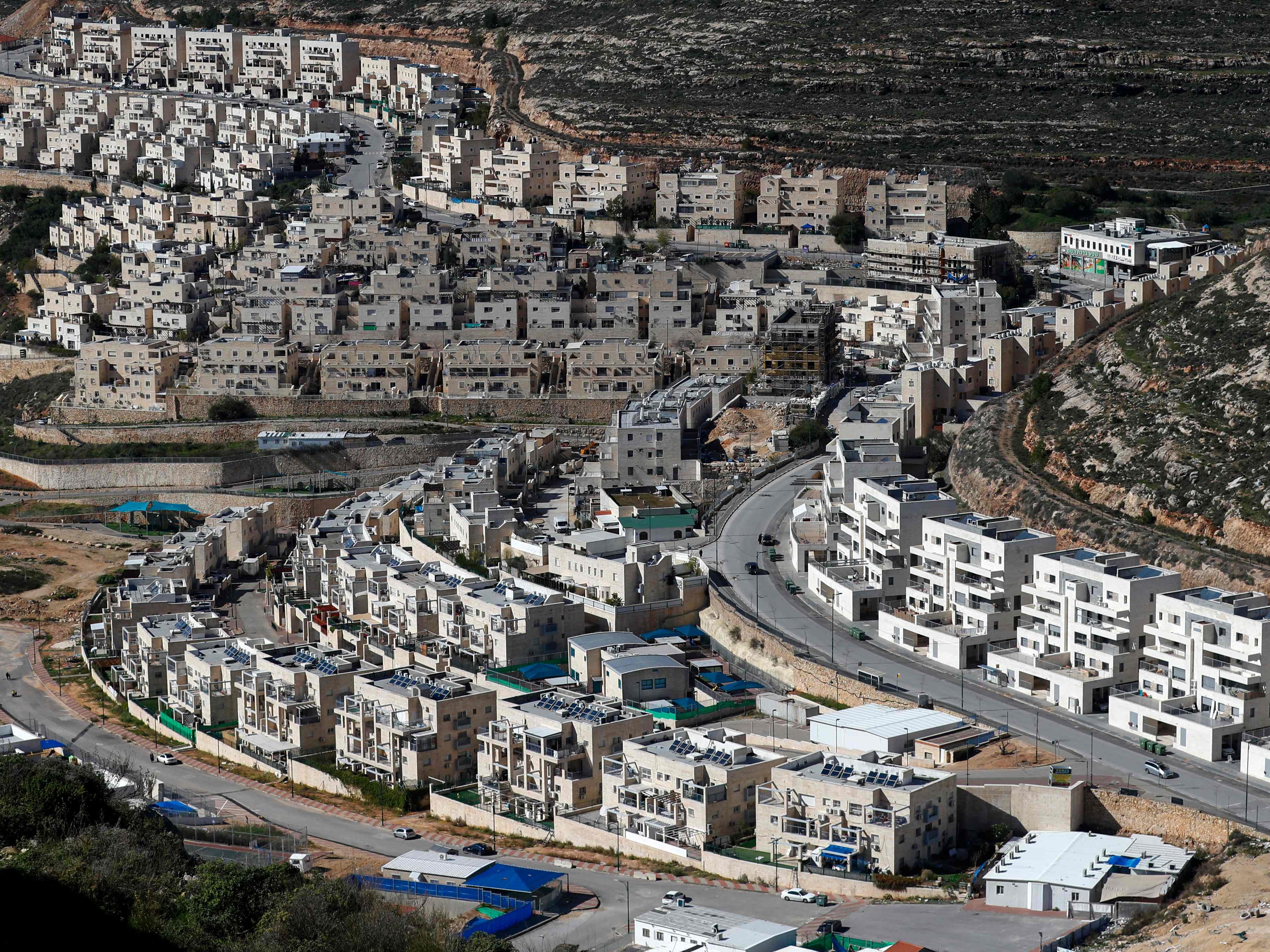 Pekerjaan konstruksi yang sedang berlangsung di pemukiman Israel Givat Zeev, dekat kota Ramallah Palestina di Tepi Barat yang diduduki.