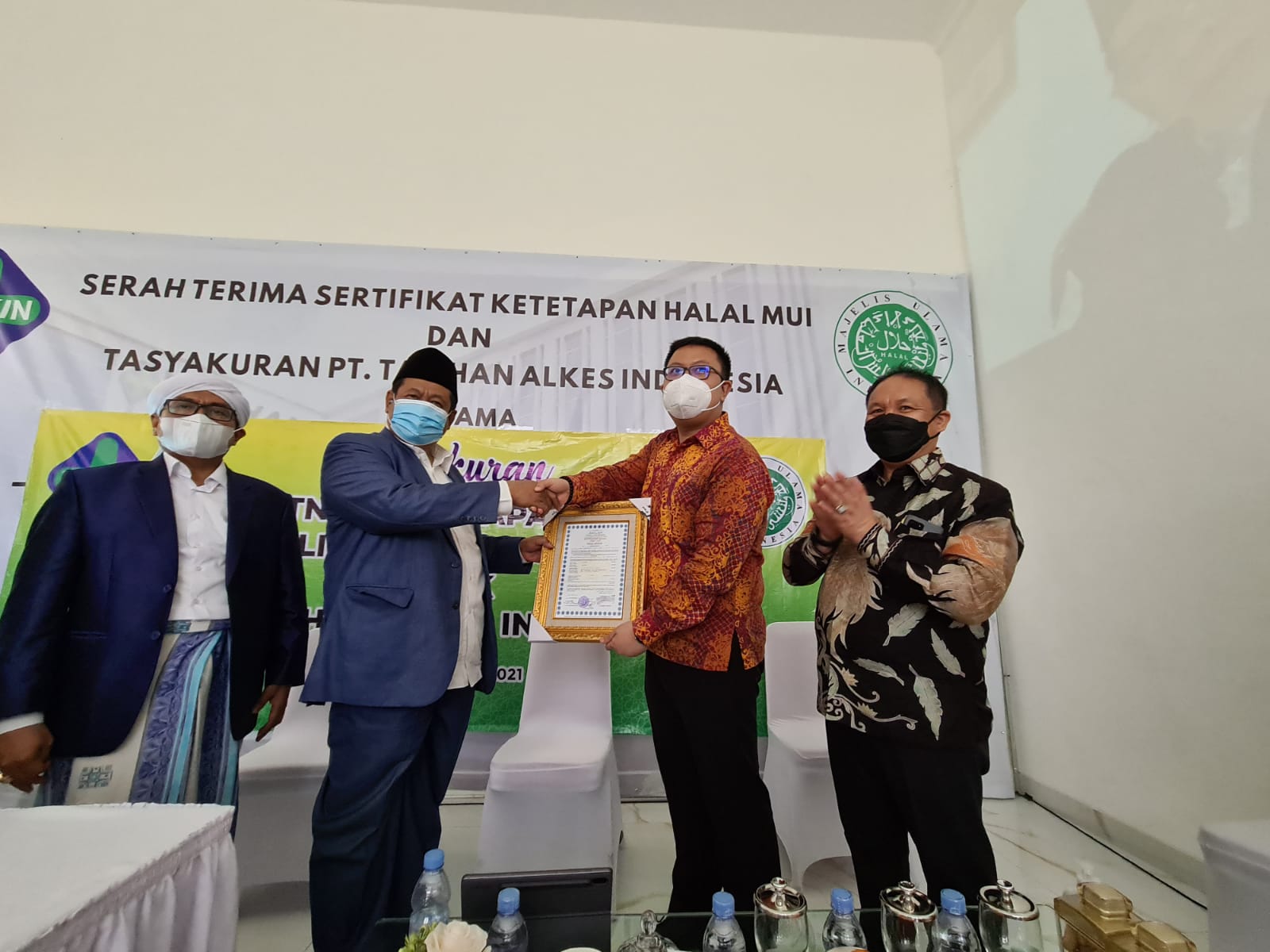 Waketum MUI Dr KH Marsudi Syuhud menyerahkan sertifikat halal kepada Komisaris Utama PT Taishan Alkes Indonesia Cahyadi Burhan..