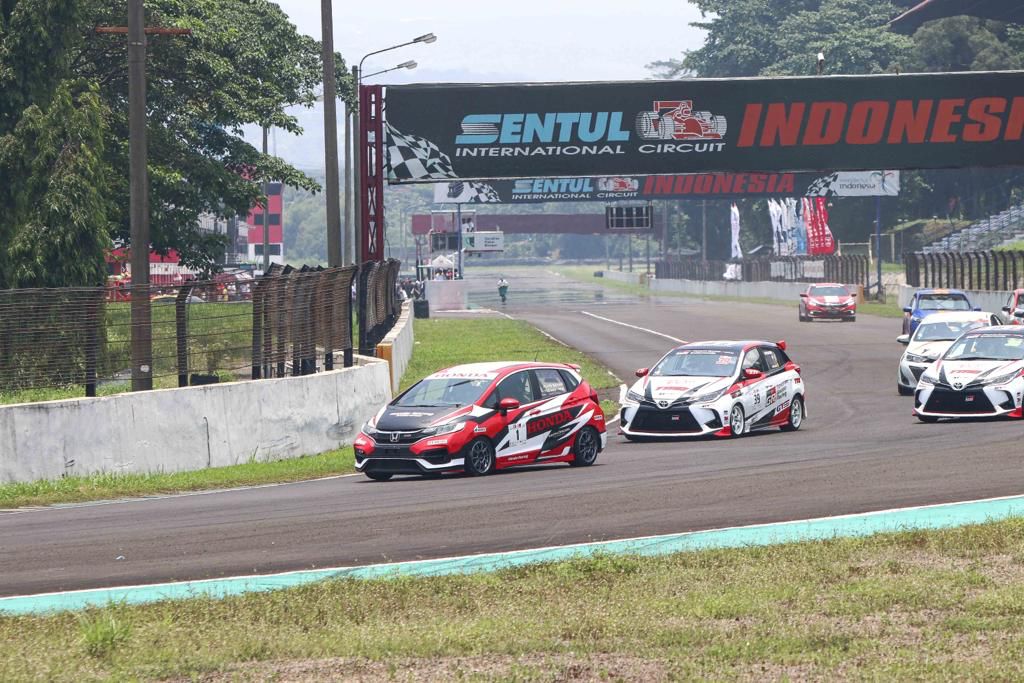 Alvin Bahar memimpin balapan di Seri 4 ISSOM 2021