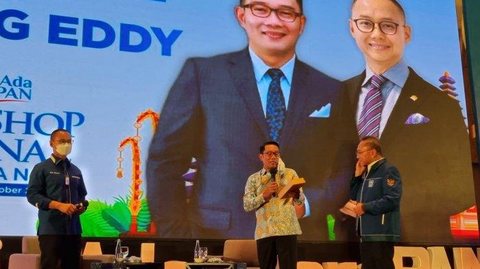 Gubernur Jabar Ridwan Kamil berbincang dengan Ketua Umum DPP PAN Zulkifli Hasan di Nusa Dua, Bali.