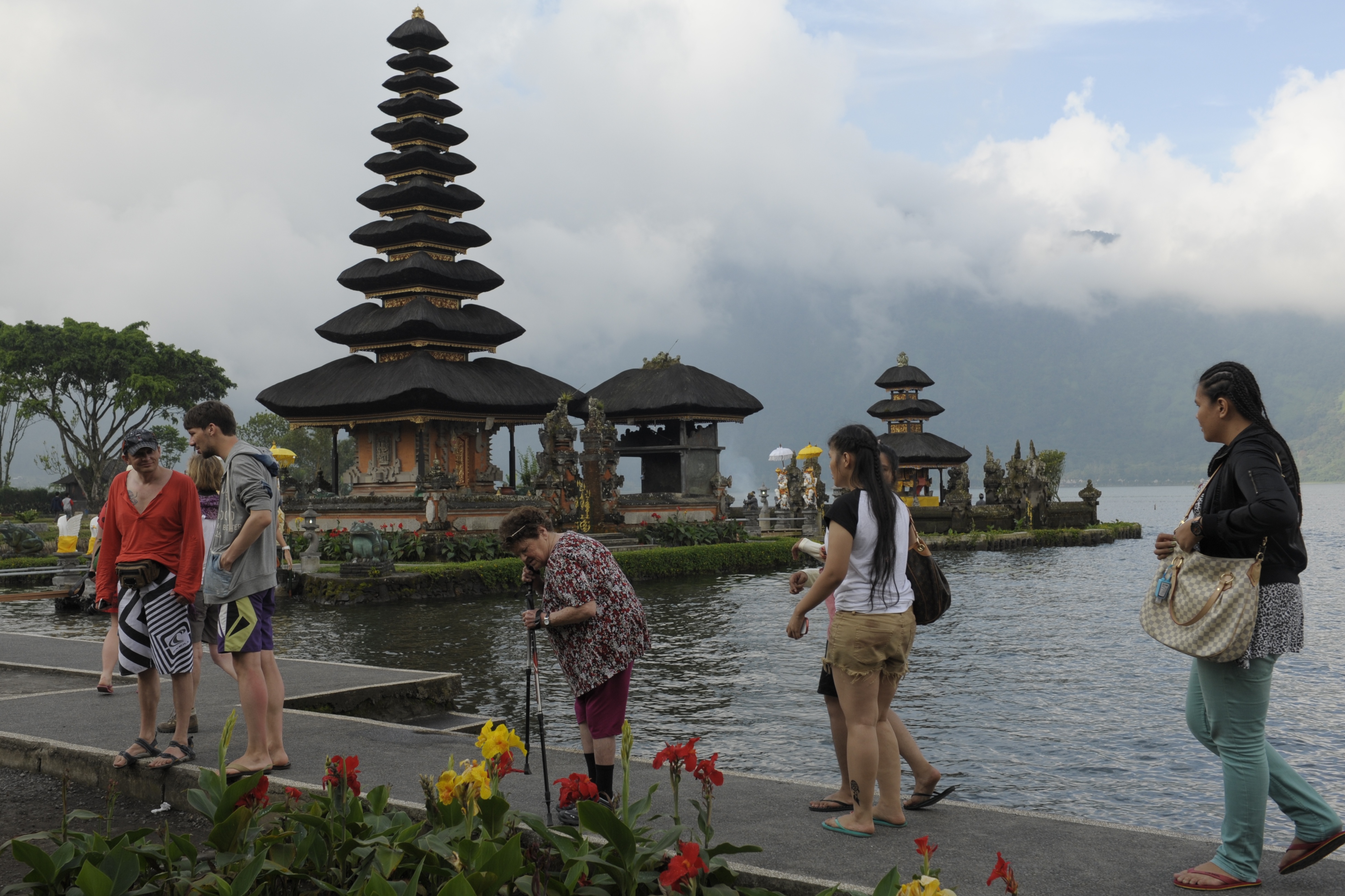  Sejumlah wisatawan berada di obyek wisata di Pura Ulun Danu Beratan, Bedugul, Tabanan, Bali,