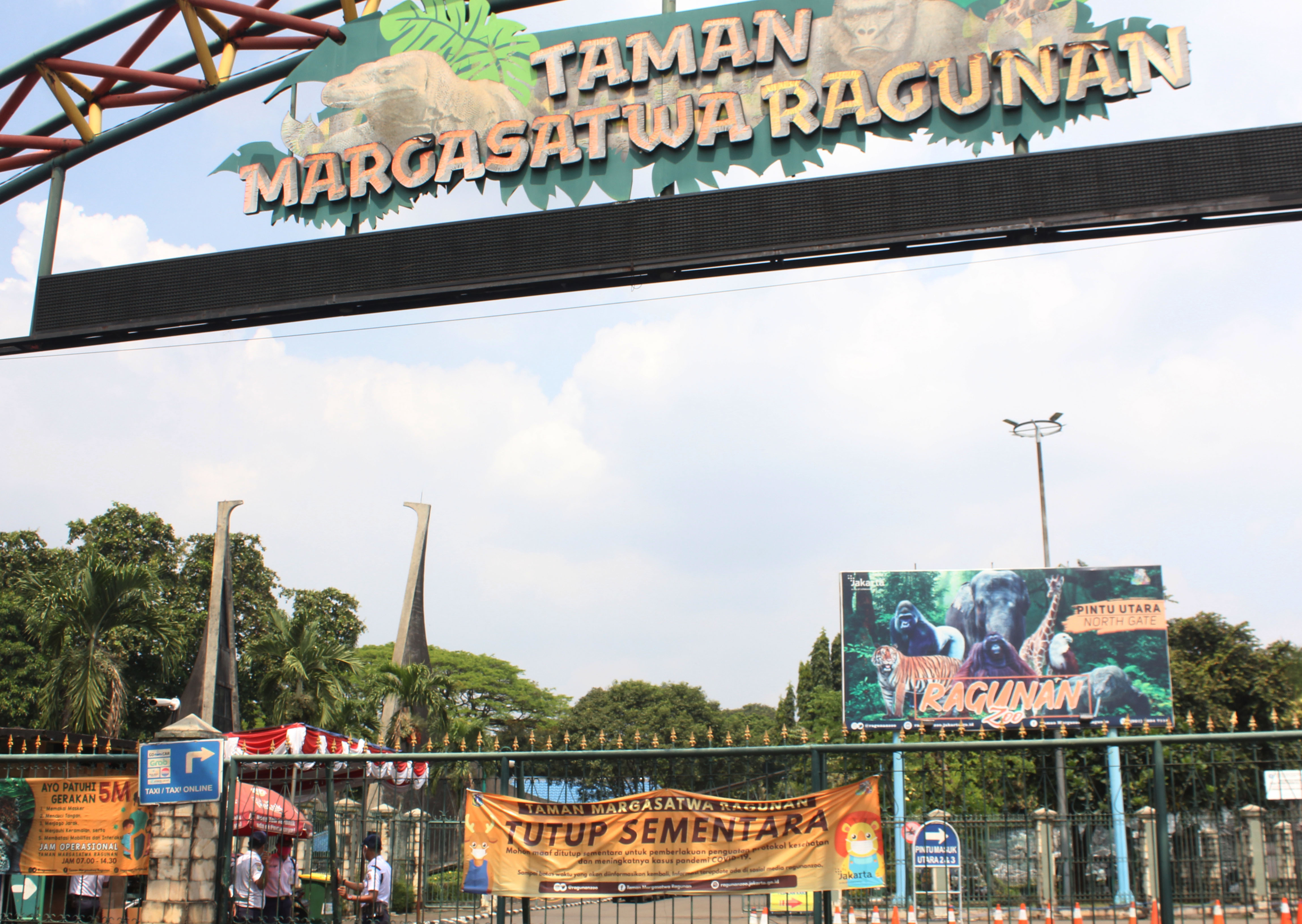 Petugas Keamanan berjaga-jaga pintu utama saat penutupan Taman Margasatwa Ragunan di Ragunan, Jakarta, Minggu (1/8).