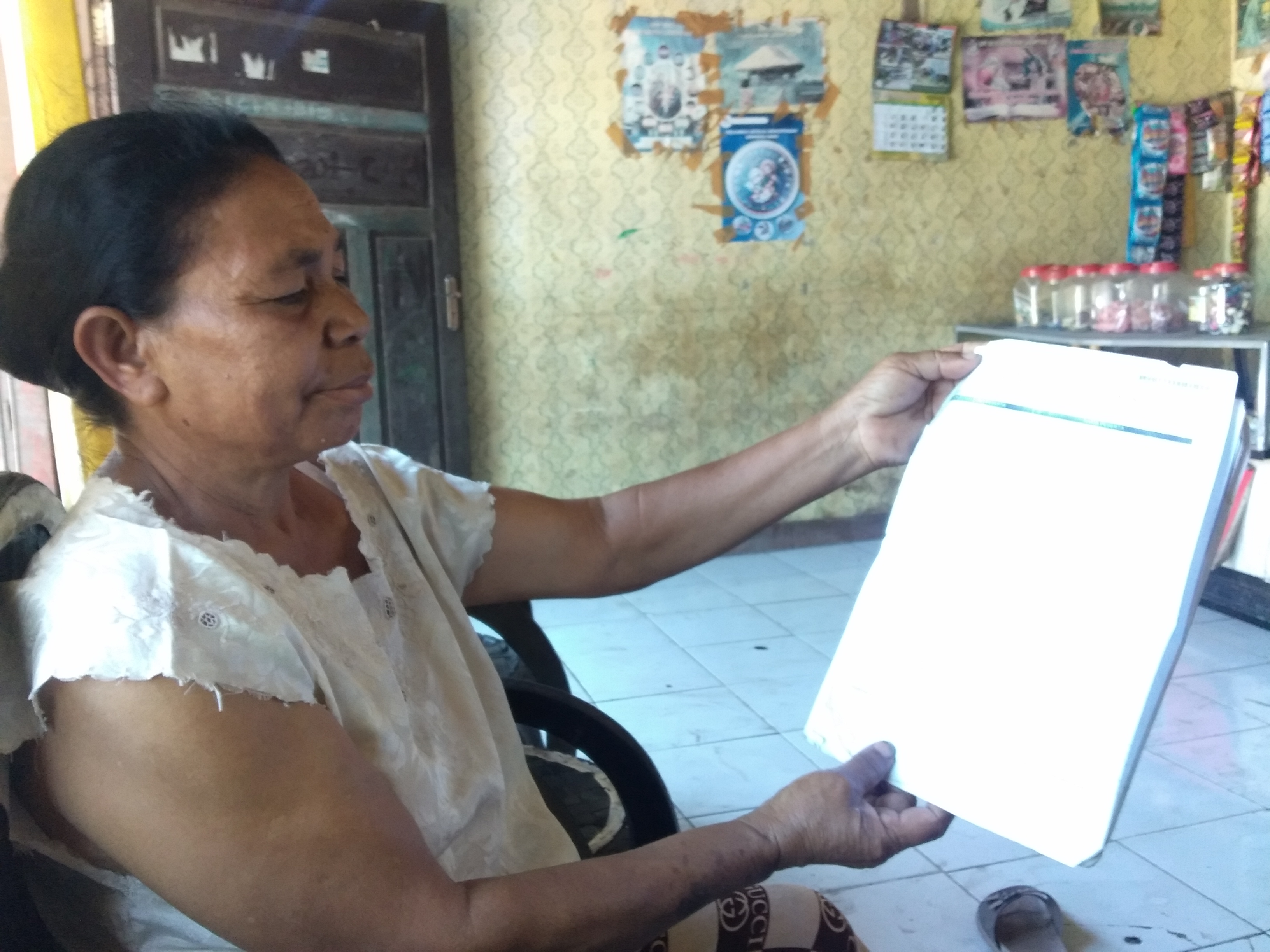 Maria Uku, Guru Honor Yang Mengabdi 38 Tahun, memegang Pengumuman Kelulusannya K2, tahun 2013.