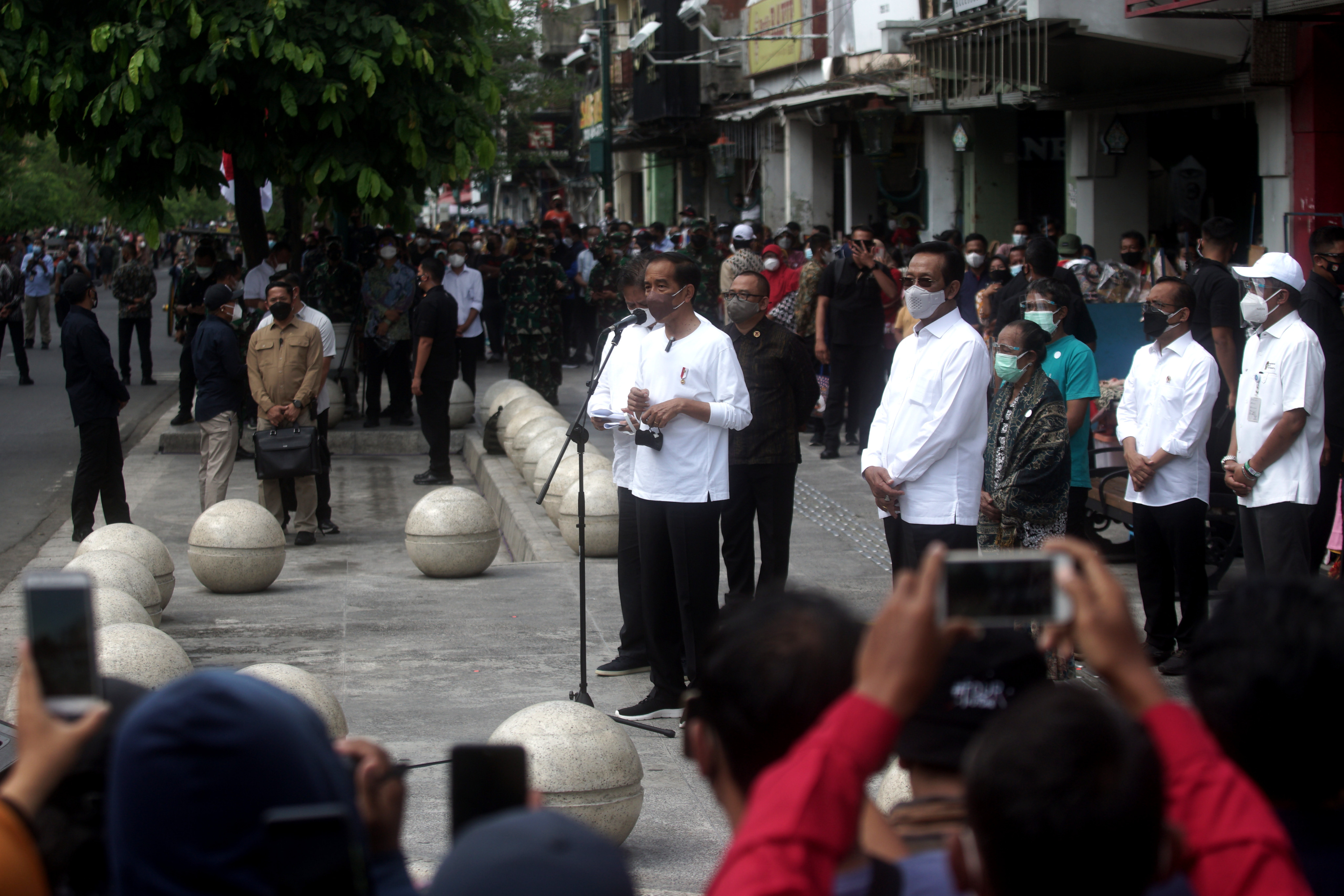 Presiden Jokowi menyapa warga saat mengunjungi kawasan Malioboro, Yogyakarta.