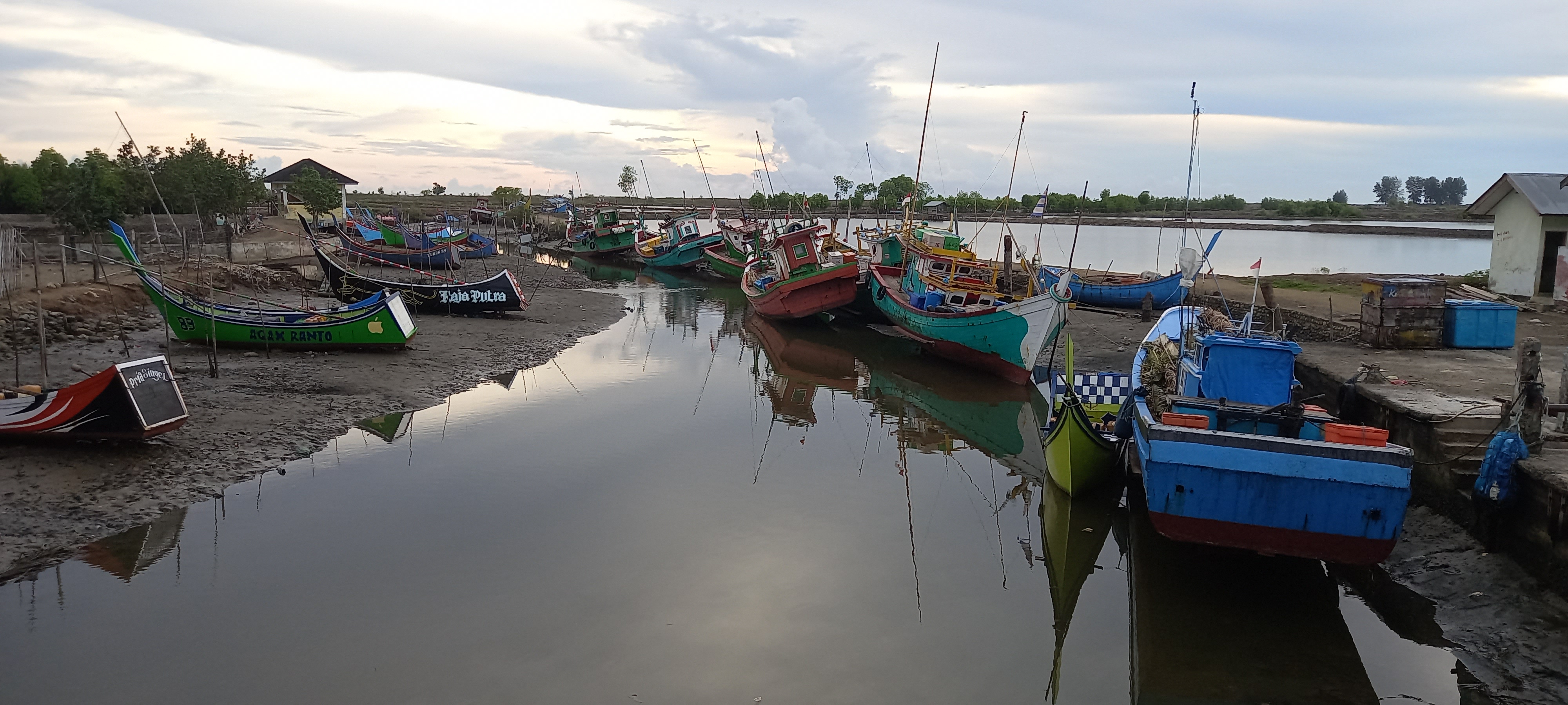 Perahu nelayan terparkir di pesisir Selat Malaka, Kecamatan Simpang Tiga, Kabupaten Pidie, Provinsi Aceh. 