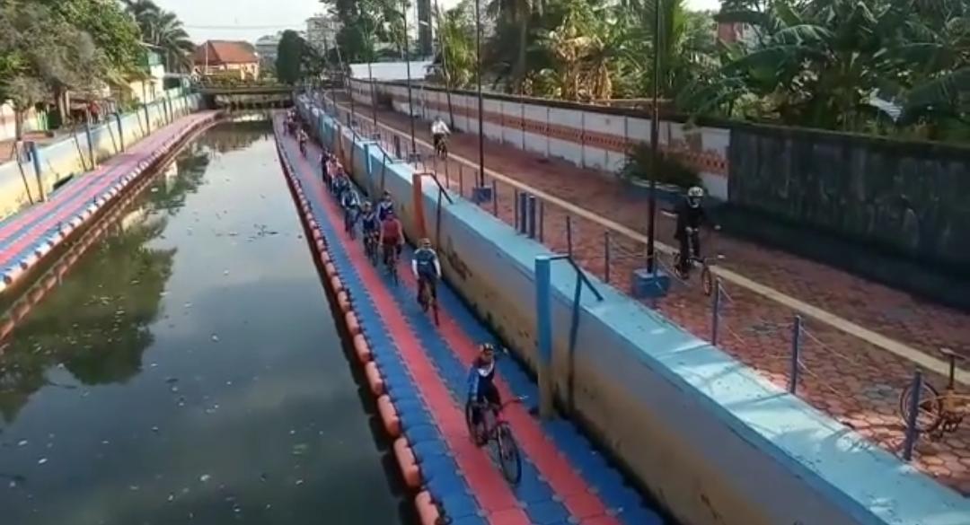 Pendestrian di tepi Sungai Sekanak, Palembang, Sumatera Selatan.