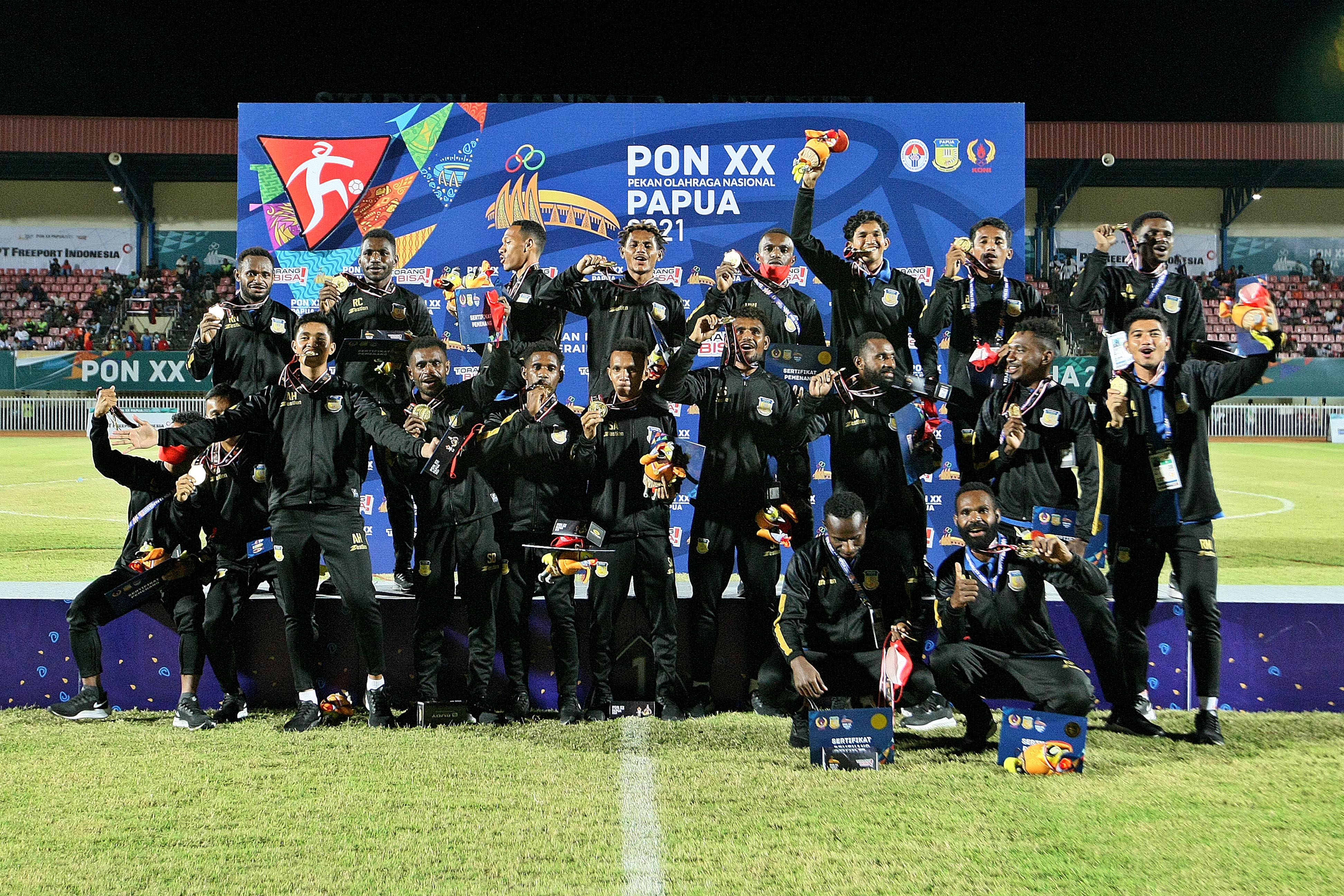 Tim sepak bola Papua merayakan medali emas yang diraihnya di PON XX Papua