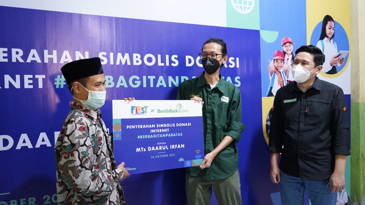 Kepala Sekolah MTs Daarul Irfan,HM. Taqiyuddin, SH, menerima program donasi internet dari First Media di di Kota Tangerang, Banten.   