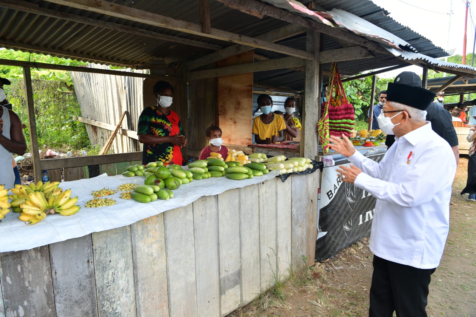 Wapres Ma'ruf Amin ketika berbelanja alpukat di Papua