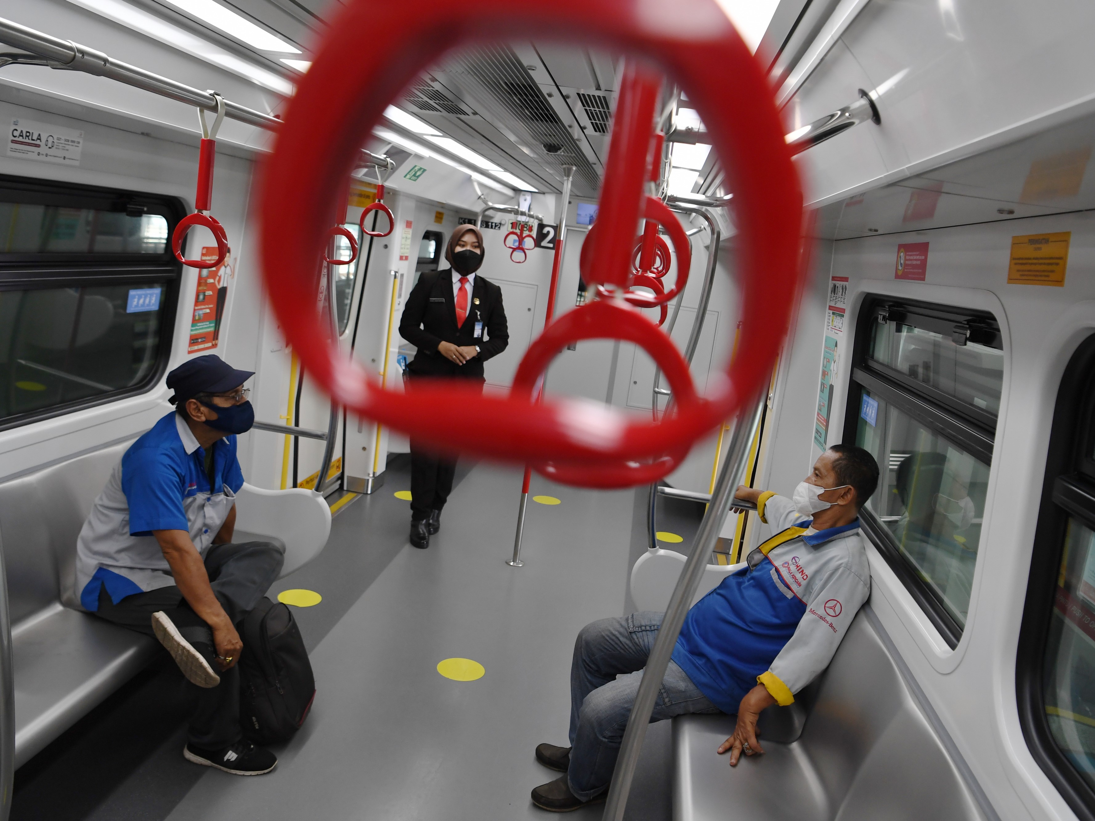 Penumpang menaiki LRT Jakarta di Stasiun Pegangsaan Dua, Jakarta, Selasa (19/10).