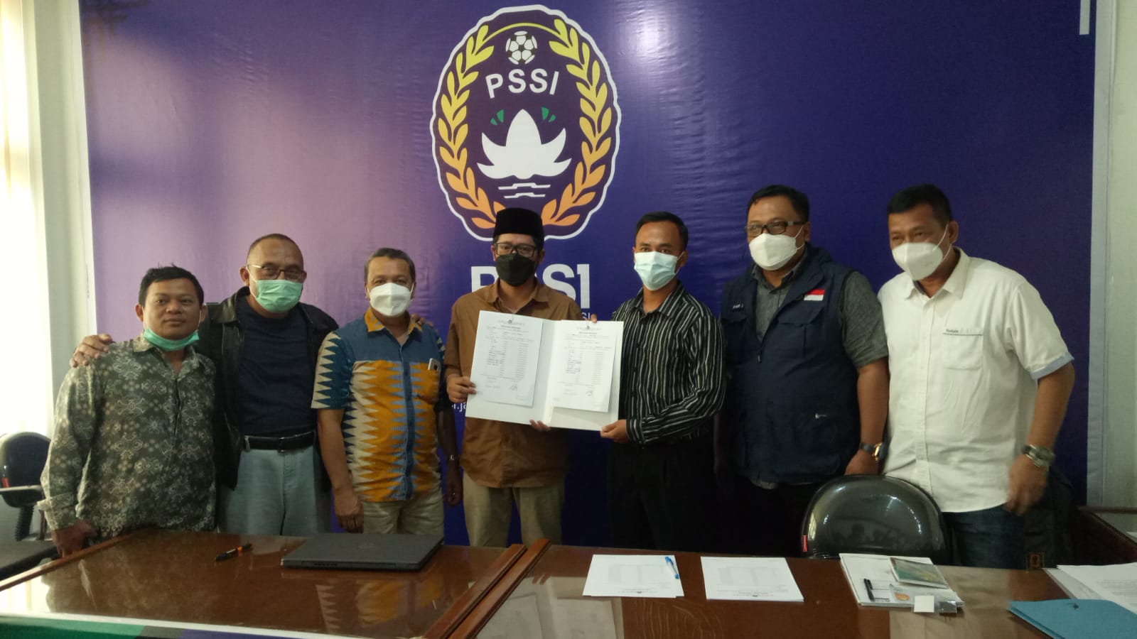 Calon Ketua Umum PSSI Jawa Barat Ramram Mukhlis Ramdani mendaftar ke kantor PSSI Jawa Barat