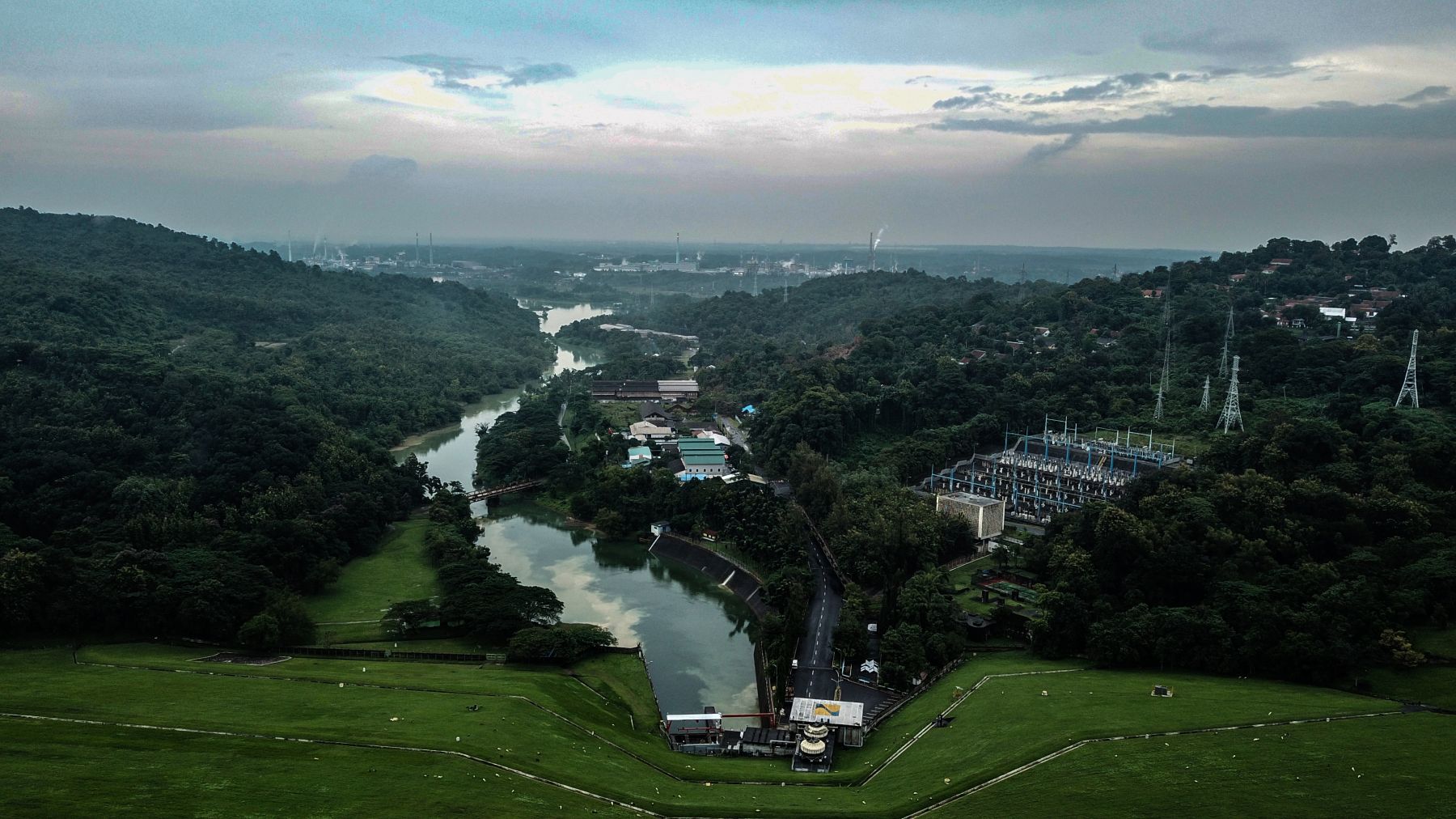 Ilustrasi: PLTA Bendungan Jatiluhur sebagai salah satu perwujudan pemanfaatan energi baru terbarukan.