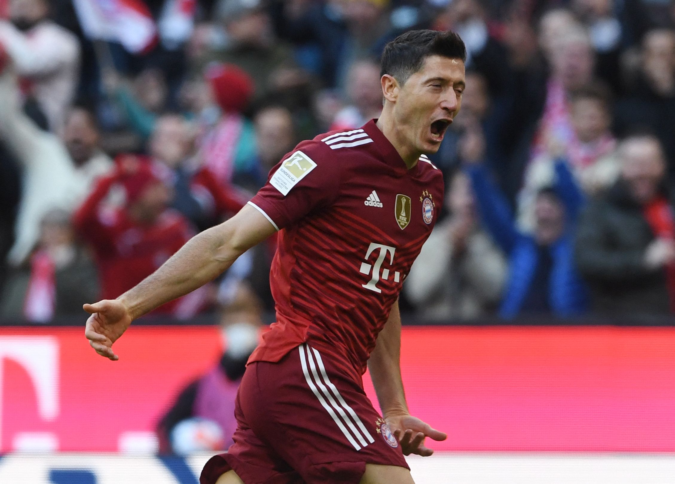 Penyerang Bayern Muenchen Robert Lewandowski melakukan selebrasi usai mencetak gol ke gawang Hoffenheim di laga Bundesliga.