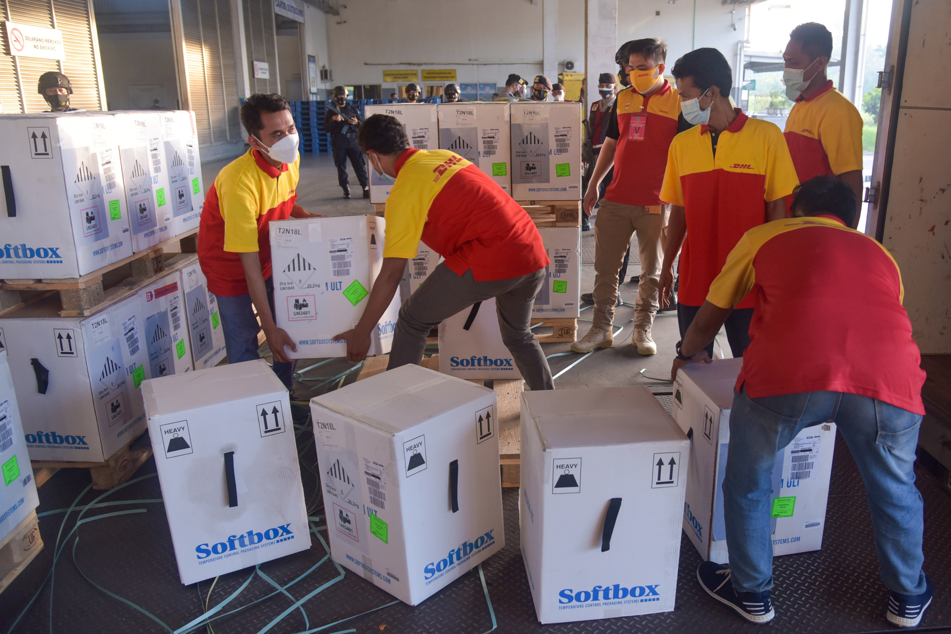 Petugas menyusun paket berisi vaksin Pfizer setibanya di Terminal Cargo Bandara Kualanamu, Deli serdang, Sumatera Utara, Selasa (12/10/2021)