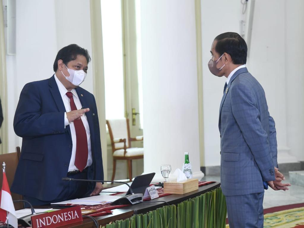 Menko Perekonomian Airlangga Hartarto berdialog dengan Presiden Jokowi Widodo. 