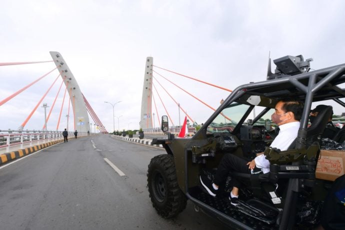Presiden Joko Widodo melintasi Jembatan Sei Alalak dengan menaiki kendaran taktis